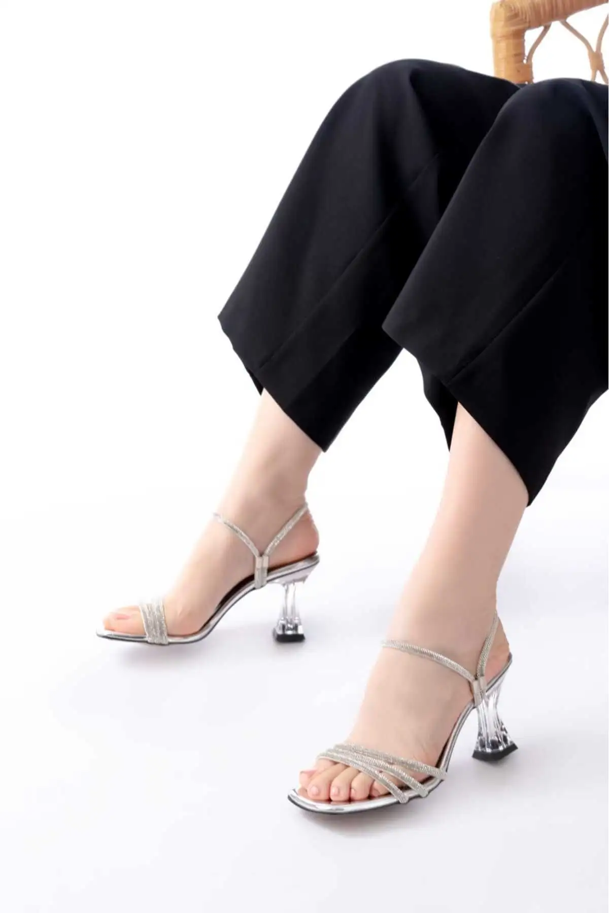 کفش پاشنه بلند زنانه کفش مجلسی پاشنه دار شفاف زنانه با جزئیات سنگی نقرهای - 3673 کفش پاشنه بلند زنانه کفش مجلسی پاشنه دار شفاف زنانه با جزئیات سنگی نقرهای - 3673