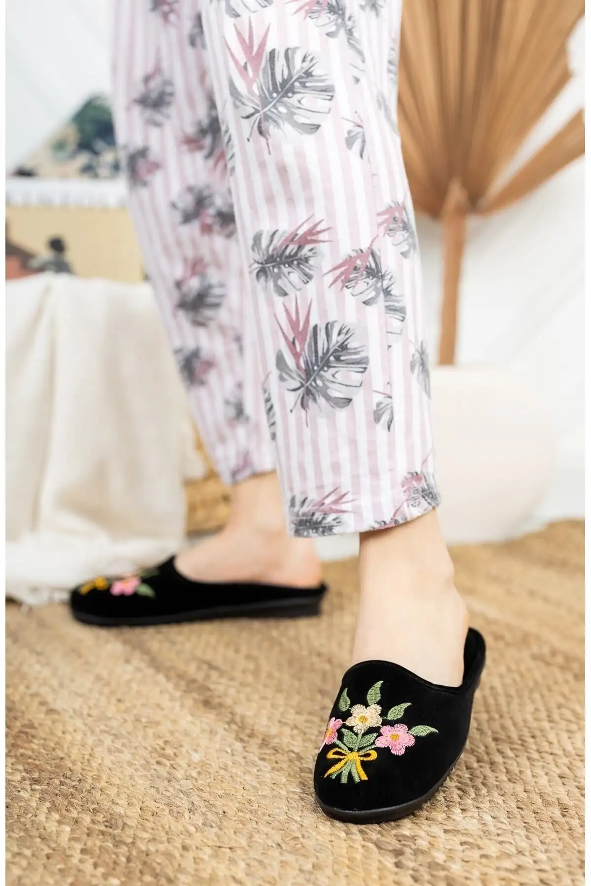 کفش راحتی خانه دمپایی زنانه سیاه بوکت - دمپایی تابستانی نرم و راحت با طراحی تزئینی برای مهمان ها و برای استفاده خانگی. - 3957 کفش راحتی خانه دمپایی زنانه سیاه بوکت - دمپایی تابستانی نرم و راحت با طراحی تزئینی برای مهمان ها و برای استفاده خانگی. - 3957