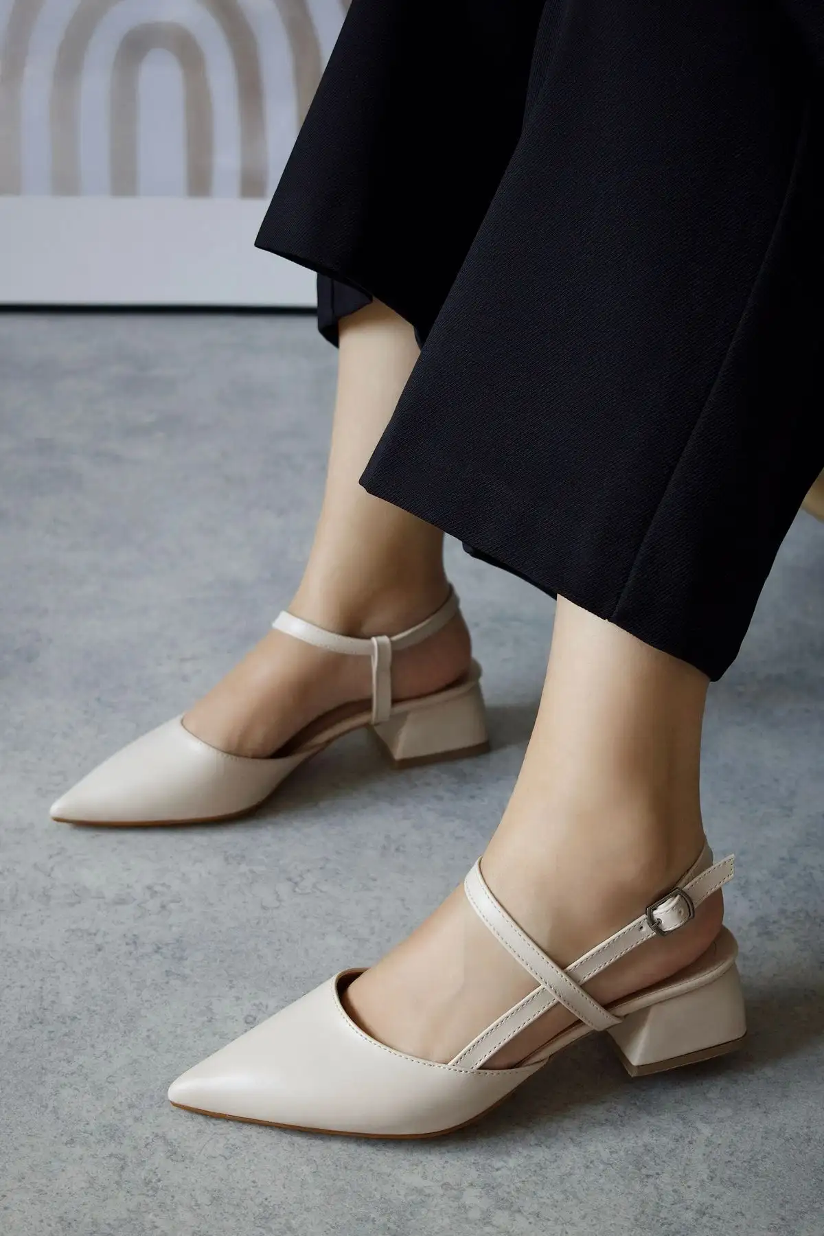 کفش اداری زنانه   پاشنه کوتاه بلوکی نوک تیز از چرم مات خالص - 5083 کفش اداری زنانه پاشنه کوتاه بلوکی نوک تیز از چرم مات خالص - 5083