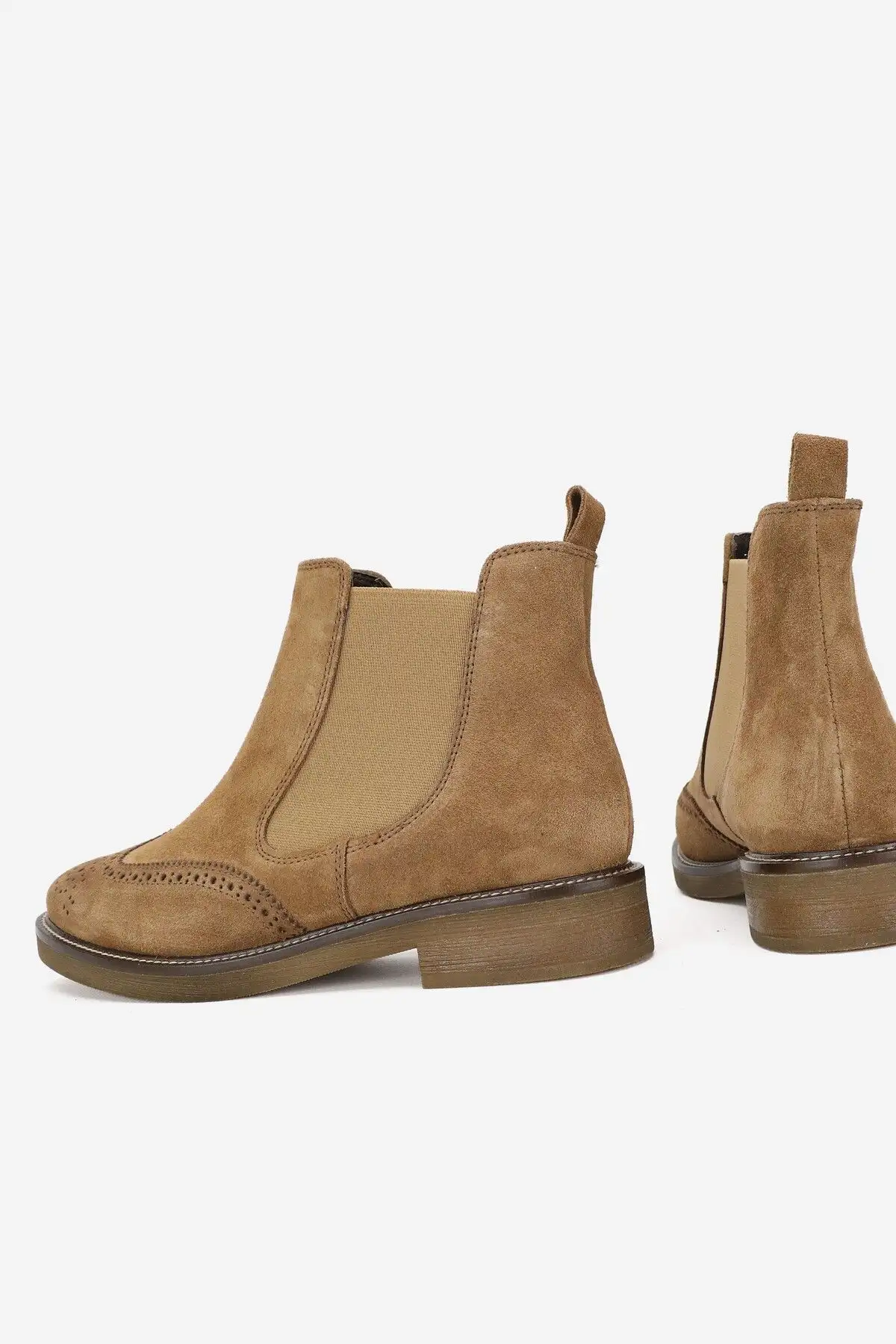 بوت و نیم بوت زنانه کفش چکمهای کتاه پاشنهدار چلسا از چرم طبیعی سئید یزن در سایزهای ۳۶ تا ۴۱ - 5029 بوت و نیم بوت زنانه کفش چکمهای کتاه پاشنهدار چلسا از چرم طبیعی سئید یزن در سایزهای ۳۶ تا ۴۱ - 5029