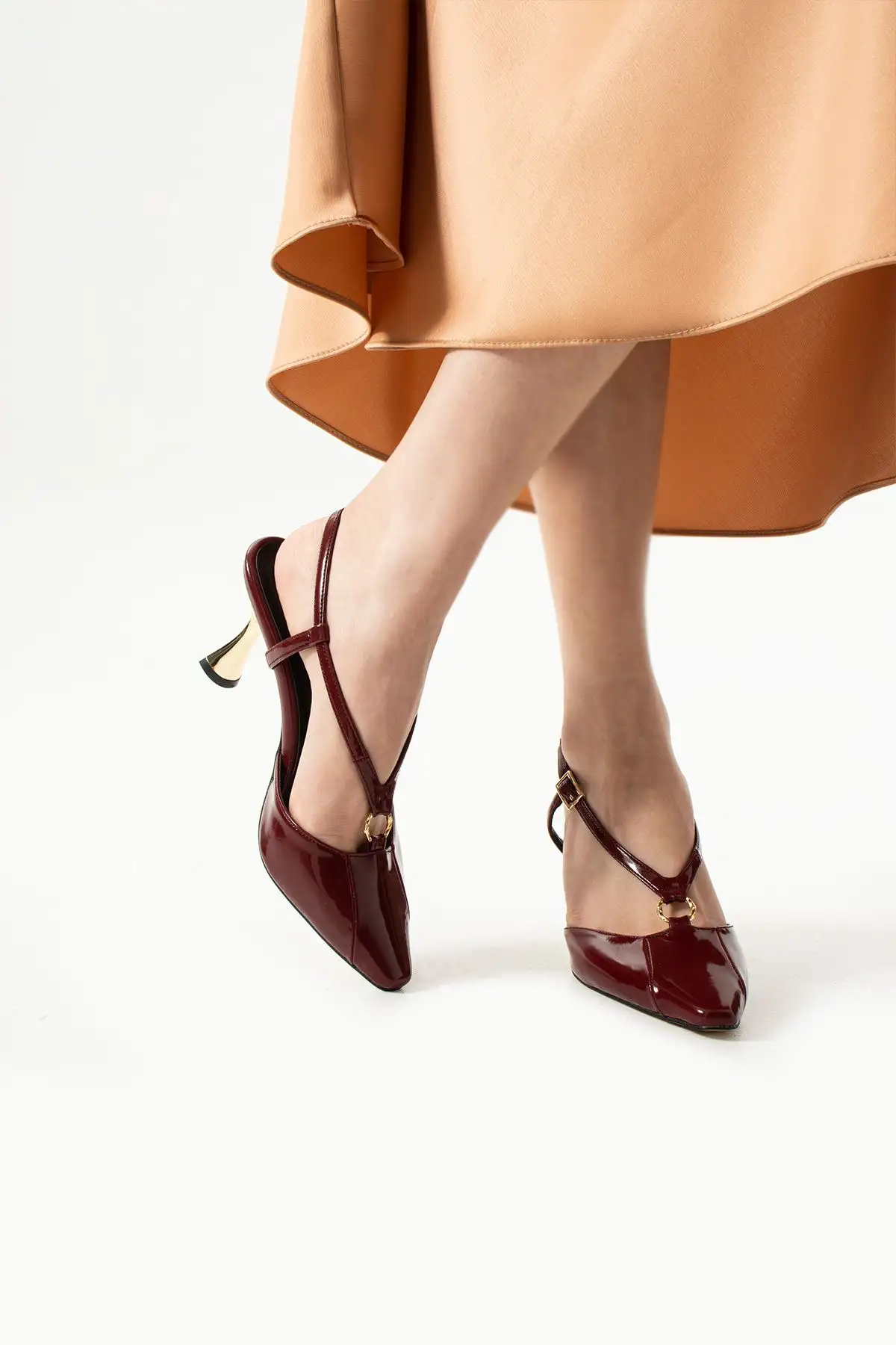 کفش پاشنه بلند زنانه  دار  لکس با رنگ bordo و روکش براق، با جزئیات طلایی، شیک و زیبا برای ترکیبهای روزمره و مناسبتهای خاص. - 4427 کفش پاشنه بلند زنانه دار لکس با رنگ bordo و روکش براق، با جزئیات طلایی، شیک و زیبا برای ترکیبهای روزمره و مناسبتهای خاص. - 4427