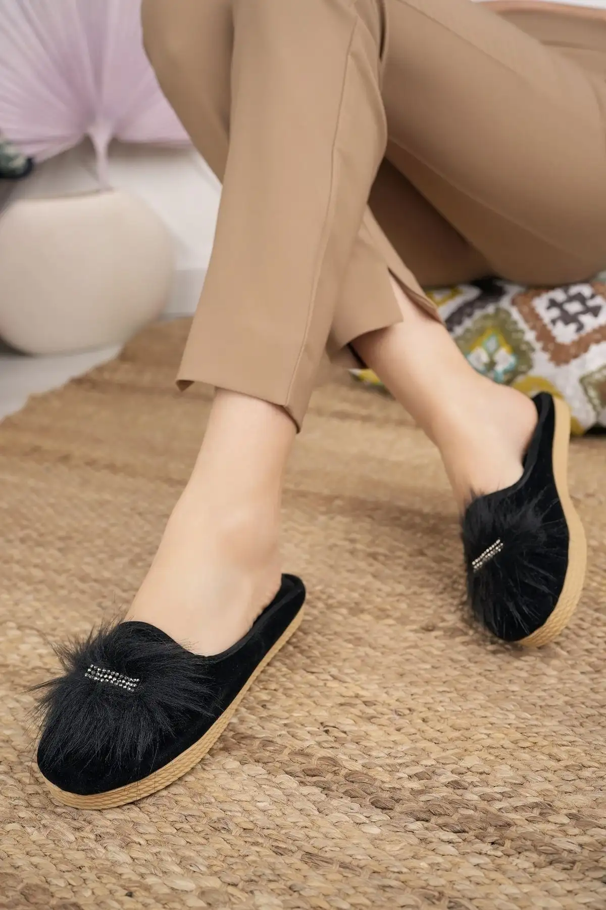 کفش راحتی خانه دمپایی خانگی زنانه مشکی پشمالو، زمستانی، نرم و راحت با نگین، مناسب برای میهمانها و جهیزیه. - 3964 کفش راحتی خانه دمپایی خانگی زنانه مشکی پشمالو، زمستانی، نرم و راحت با نگین، مناسب برای میهمانها و جهیزیه. - 3964