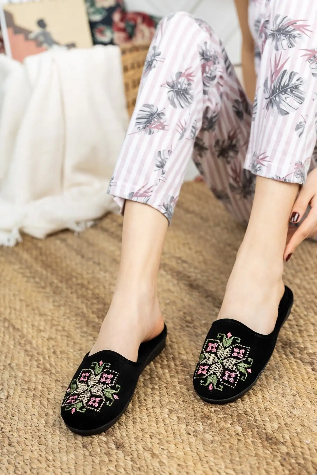 کفش راحتی خانه زیرانداز زنانه مشکی با بافت شنی برای ، لنگه‌های نرم و گرم برای زمستان، با نقش‌ و نگار، مناسب برای چای زنی و جایزه شب عروسی. - 4606