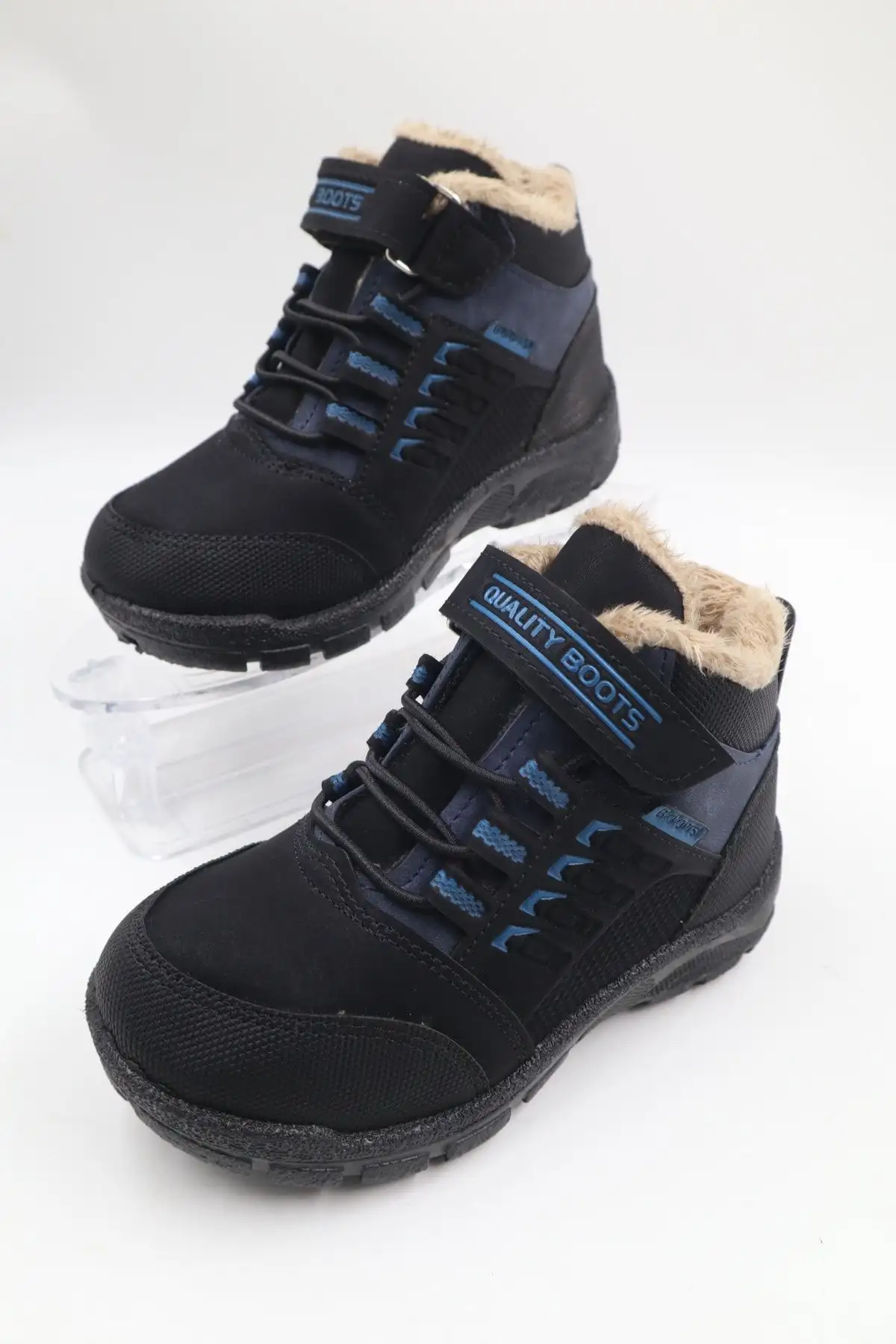 کفش پسرانه چکمه روزمره  پشمی به رنگ آبی و مشکی - 4505 کفش پسرانه چکمه روزمره پشمی به رنگ آبی و مشکی - 4505