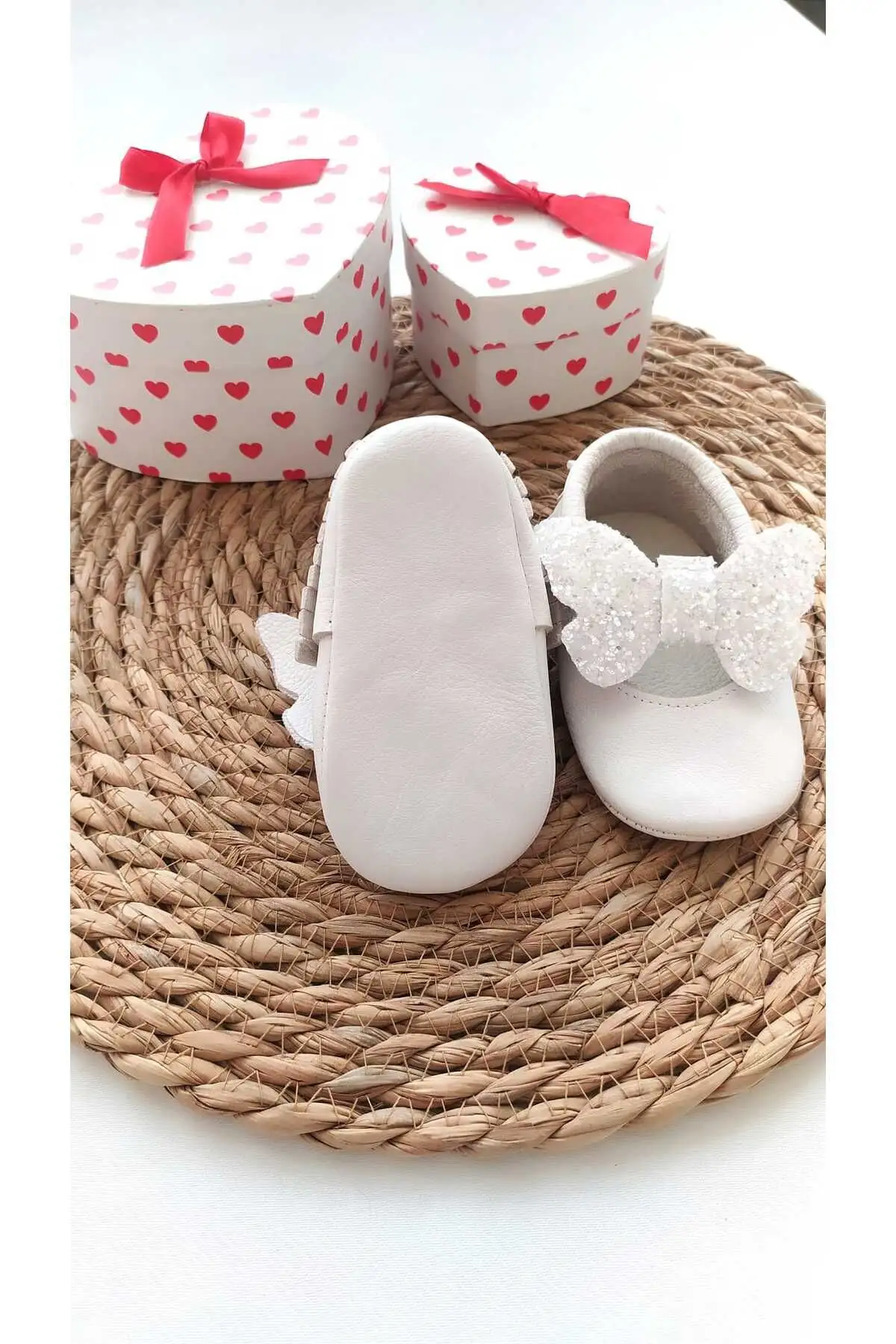 کفش نوزاد دختر مدل بلا کفش پاتیک مکوزن نوزاد با فبک سفید و گلولهای - 3314 کفش نوزاد دختر مدل بلا کفش پاتیک مکوزن نوزاد با فبک سفید و گلولهای - 3314