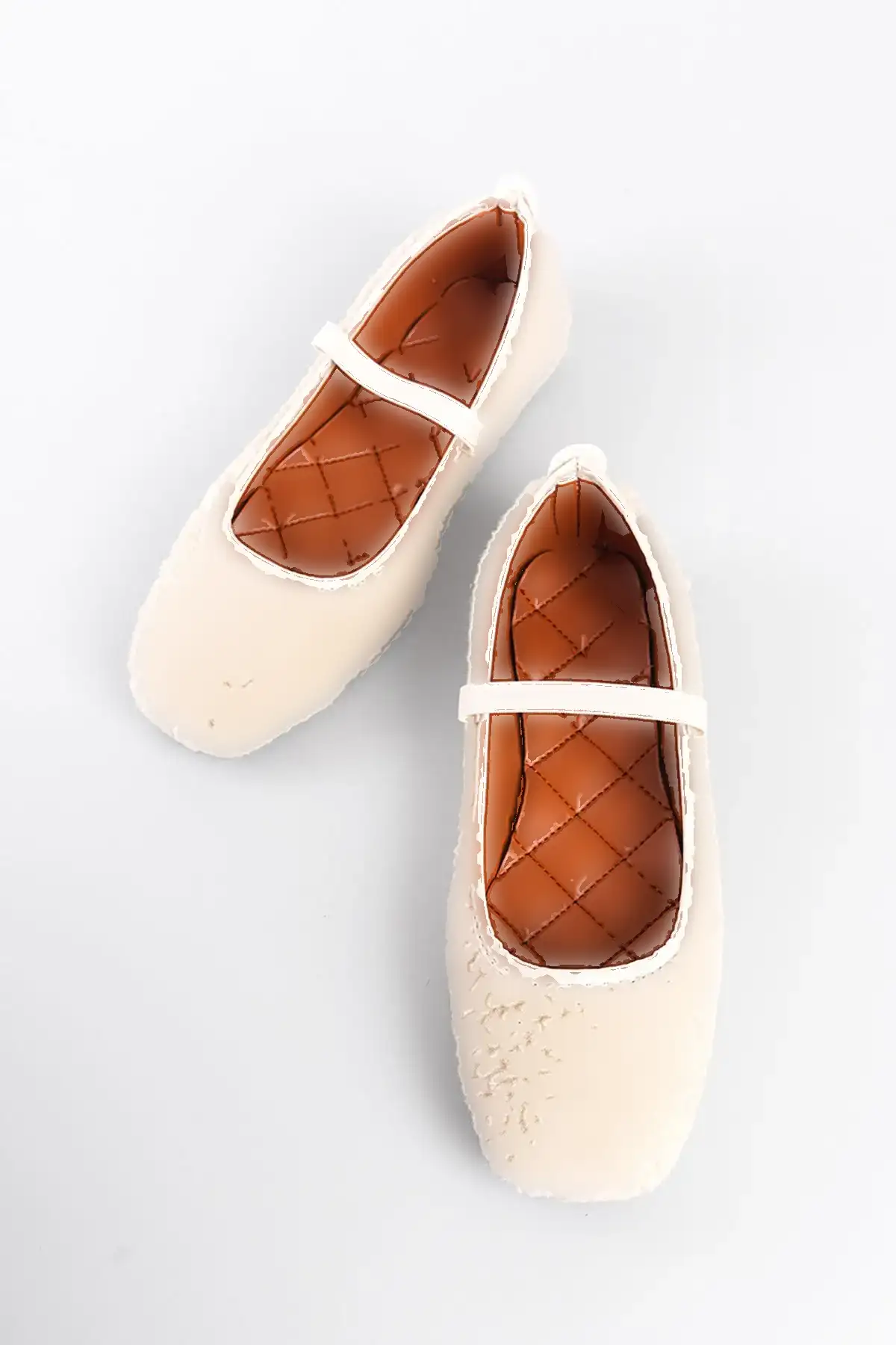 کفش تخت زنانه بابت با کفی چرم مشبک و بند لاستیکی کرکی سفید - 4514