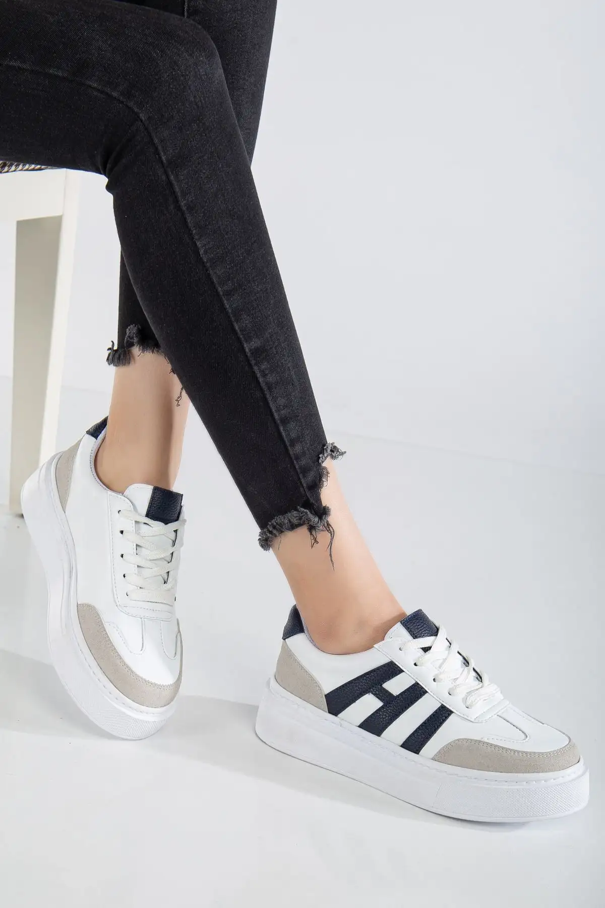 کفش زنانه  ورزشی  سفيد با ضمانت روزمره، با طراحی سبک و اورتودنیک، با زیره پلی (پلیاورتان) نرم و دوخت شده. - 4044 کفش زنانه ورزشی سفيد با ضمانت روزمره، با طراحی سبک و اورتودنیک، با زیره پلی (پلیاورتان) نرم و دوخت شده. - 4044