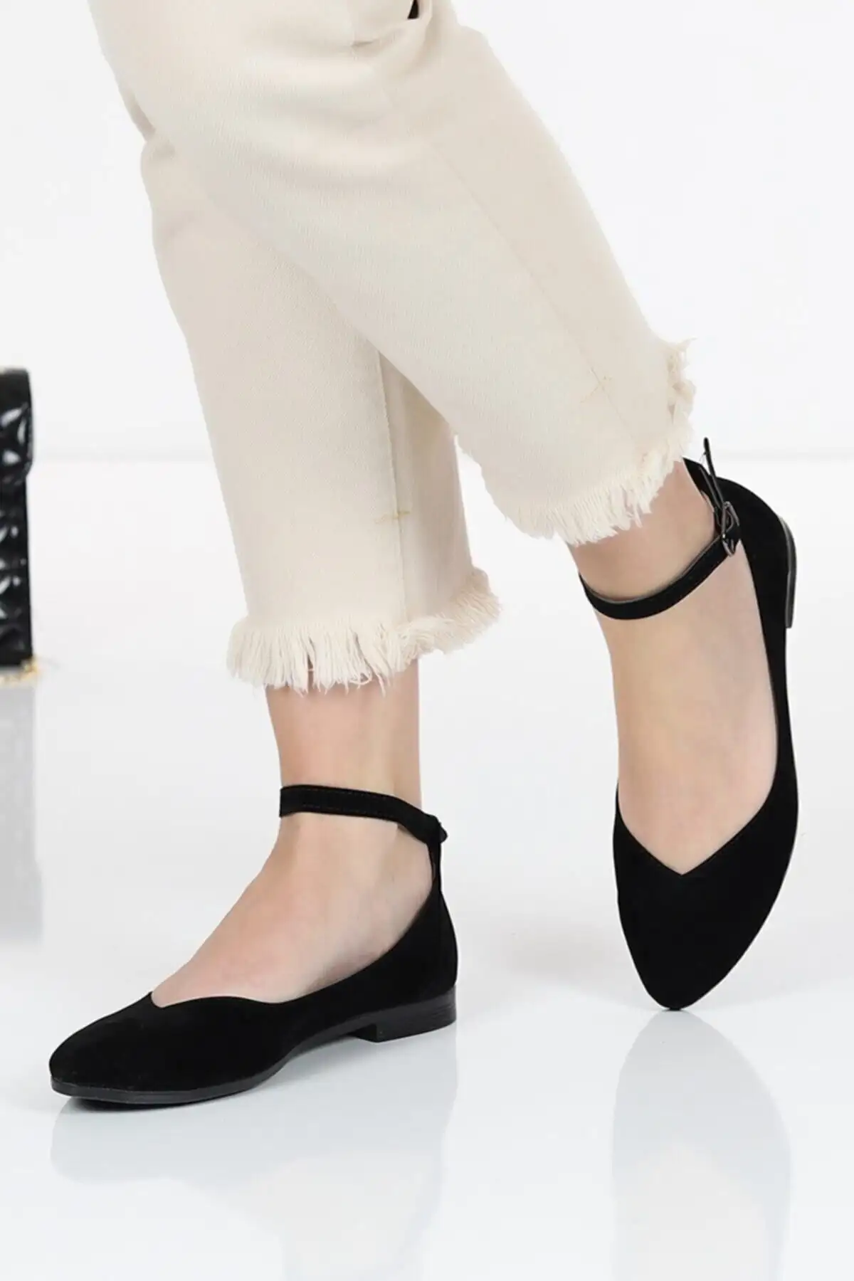 کفش تخت زنانه پاشنه کوتاه مشکی جیر با بند مچ - 5190 کفش تخت زنانه پاشنه کوتاه مشکی جیر با بند مچ - 5190