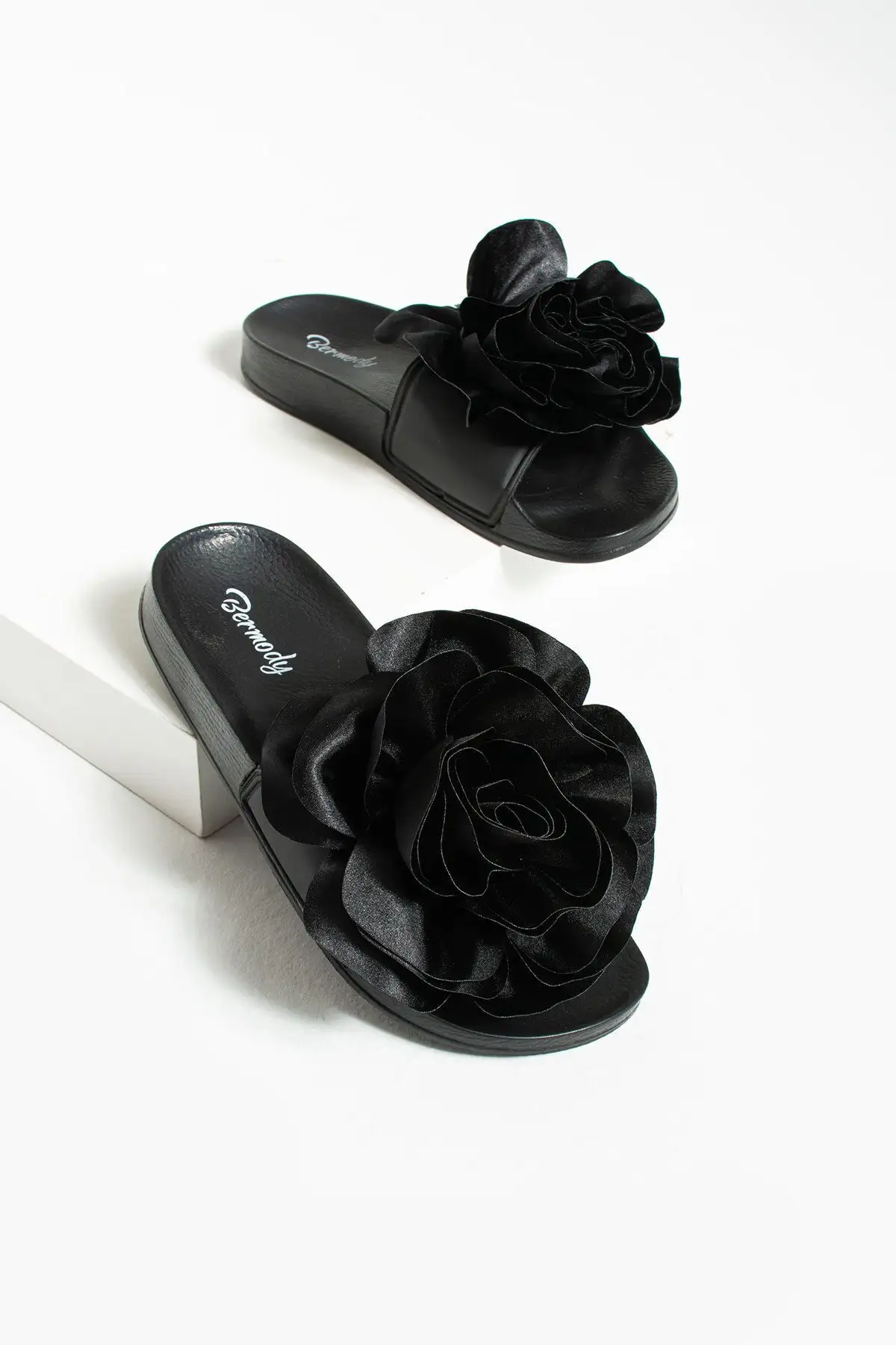 کفش راحتی خانه هلنیا لاکچری زنانه دمپایی راحت و شیک با زیره ضد لغزش و طرح گل سیاه - 5256 کفش راحتی خانه هلنیا لاکچری زنانه دمپایی راحت و شیک با زیره ضد لغزش و طرح گل سیاه - 5256