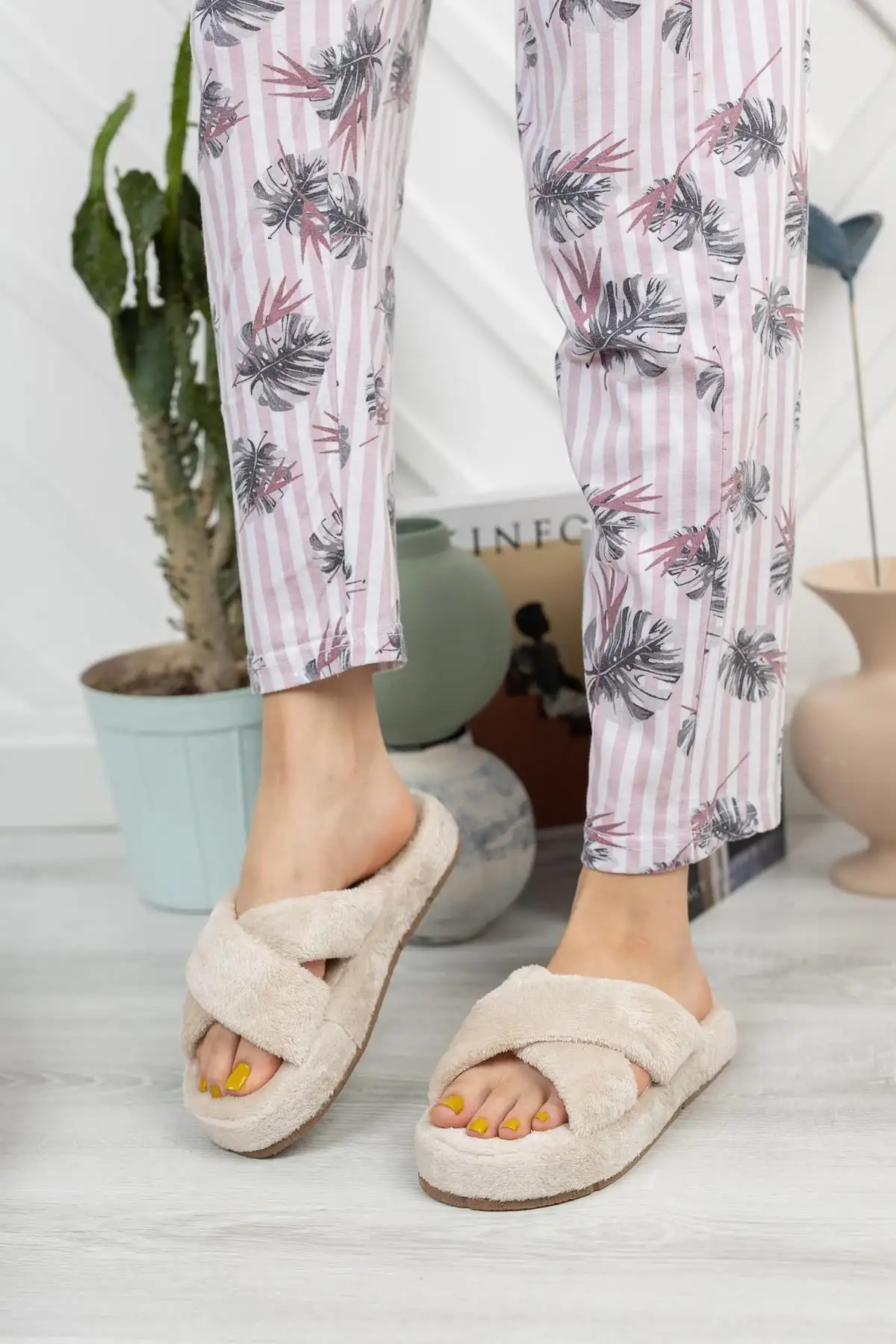 کفش راحتی خانه مدافراتو اس ام تی-۰۲ پاپوش زنانه  بافته شده عرضی -  خانگی زمستانی پشمی - 3990 کفش راحتی خانه مدافراتو اس ام تی-۰۲ پاپوش زنانه بافته شده عرضی - خانگی زمستانی پشمی - 3990