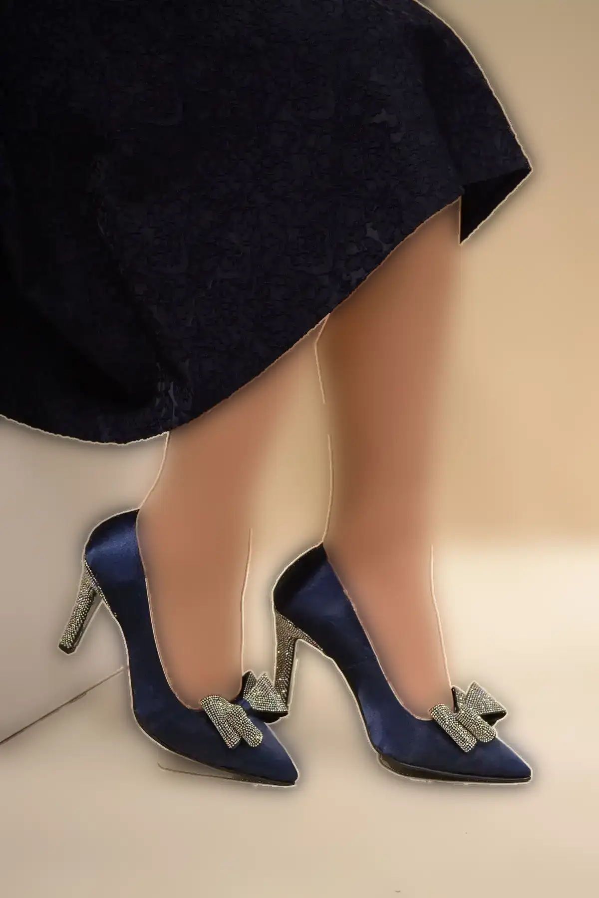 کفش اداری زنانه کفش مجلسی زنانه با رویه ساتن آبی تیره و نوک تیز، دارای دو بند و پاشنه سنگدوزی شده. - 3558 کفش اداری زنانه کفش مجلسی زنانه با رویه ساتن آبی تیره و نوک تیز، دارای دو بند و پاشنه سنگدوزی شده. - 3558