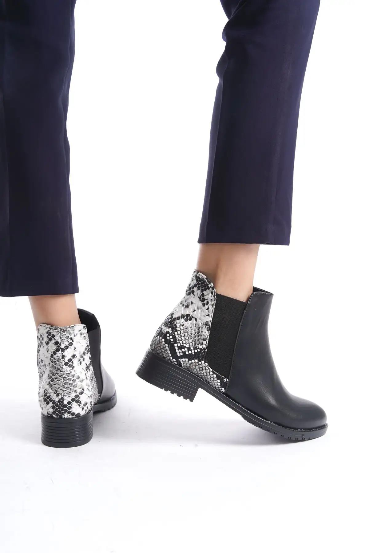 بوت و نیم بوت زنانه چکمه  مار سیاه BG1001-116-0005 - 4989 بوت و نیم بوت زنانه چکمه مار سیاه BG1001-116-0005 - 4989