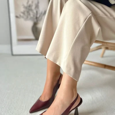 کفش اداری زنانه پاشنه‌دار مدل استیلتو با طراح شیک و پاشنه‌ بلند، پشت باز و نوک تیز، رنگ قرمز گیلاسی، برند اسپارک مات دیری. - 5091