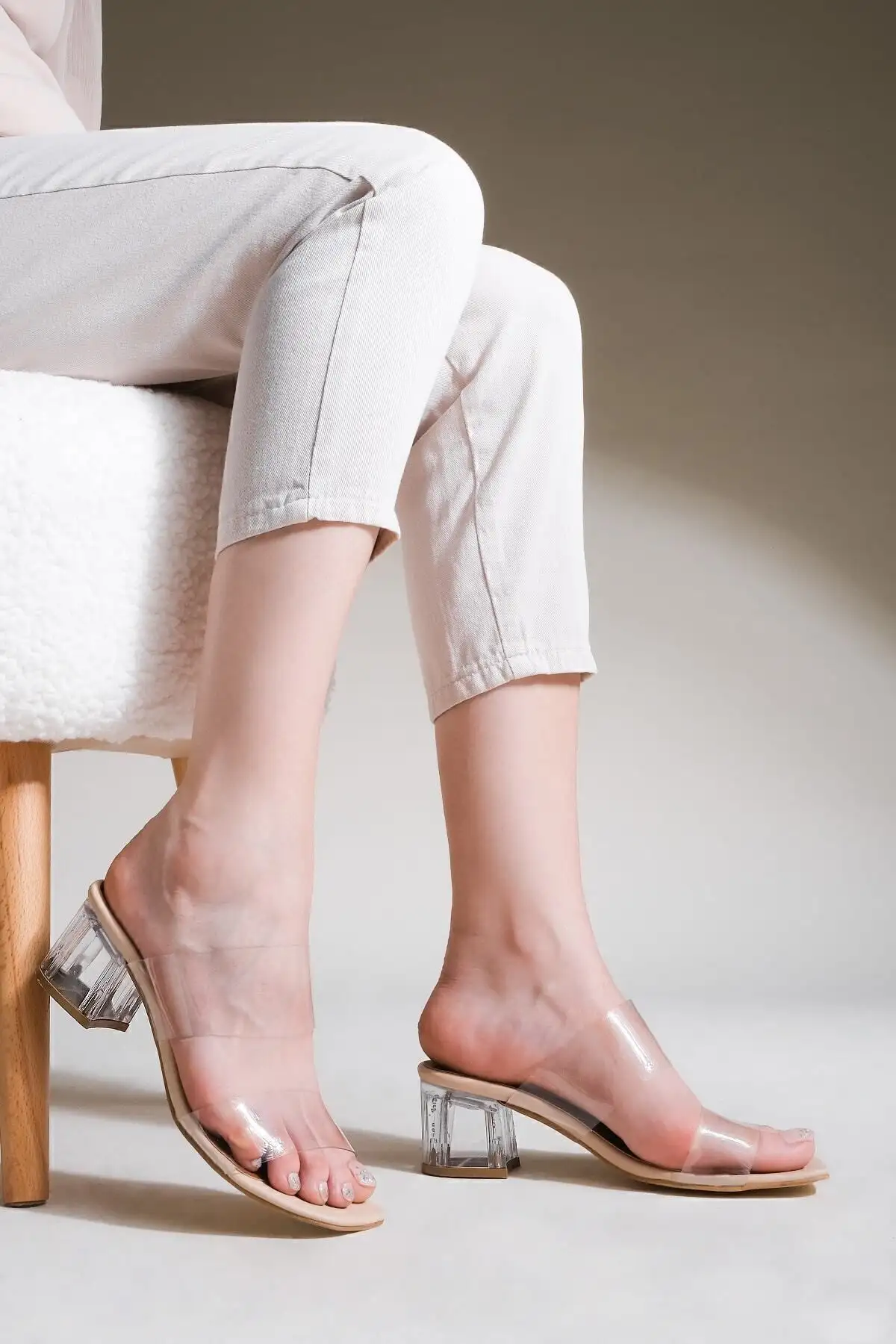 کفش راحتی خانه زیرپایی شفاف زنانه با بند شفاف پاشنهدار Yesva رنگ بژ - 5277 کفش راحتی خانه زیرپایی شفاف زنانه با بند شفاف پاشنهدار Yesva رنگ بژ - 5277