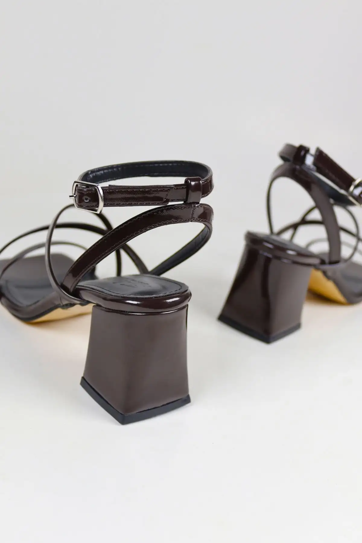 کفش صندل زنانه سندل قهوهای با پاشنه ضخیم و بستن دور مچ براق - 4667 کفش صندل زنانه سندل قهوهای با پاشنه ضخیم و بستن دور مچ براق - 4667