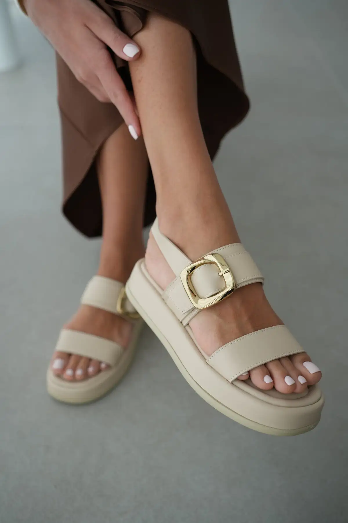 کفش راحتی خانه صندل زنانه نانسی با پاشنه باریک و قفل طلایی با جزئیات کشی - بژ - 3245 کفش راحتی خانه صندل زنانه نانسی با پاشنه باریک و قفل طلایی با جزئیات کشی - بژ - 3245