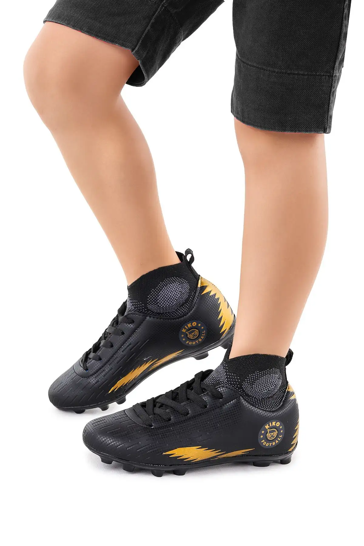 کفش پسرانه کفش فوتبال بچگانه مردانه مدل 142 FKP با یقه دار برای زمین چمن - 3762 کفش پسرانه کفش فوتبال بچگانه مردانه مدل 142 FKP با یقه دار برای زمین چمن - 3762