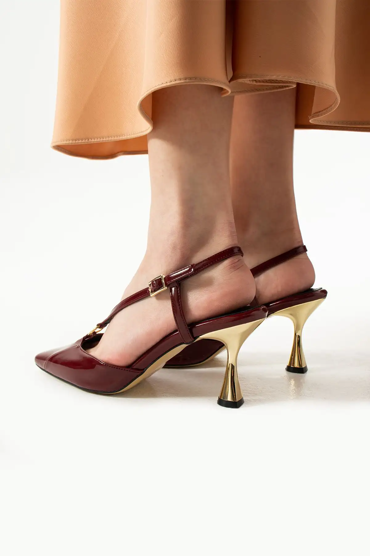 کفش پاشنه بلند زنانه  دار  لکس با رنگ bordo و روکش براق، با جزئیات طلایی، شیک و زیبا برای ترکیبهای روزمره و مناسبتهای خاص. - 4427 کفش پاشنه بلند زنانه دار لکس با رنگ bordo و روکش براق، با جزئیات طلایی، شیک و زیبا برای ترکیبهای روزمره و مناسبتهای خاص. - 4427