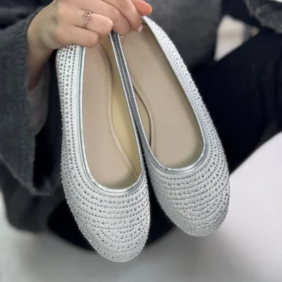 کفش اداری زنانه با قوس روزمره طلایی، پاشنه کوتاه، نوک بیضی، همراه با سنگ های نقره‌ای، ساخته شده از ساتن، اورتوپدیک و سبک، مناسب برای خانه، کار و اداره - شماره ۳۸ - 4392