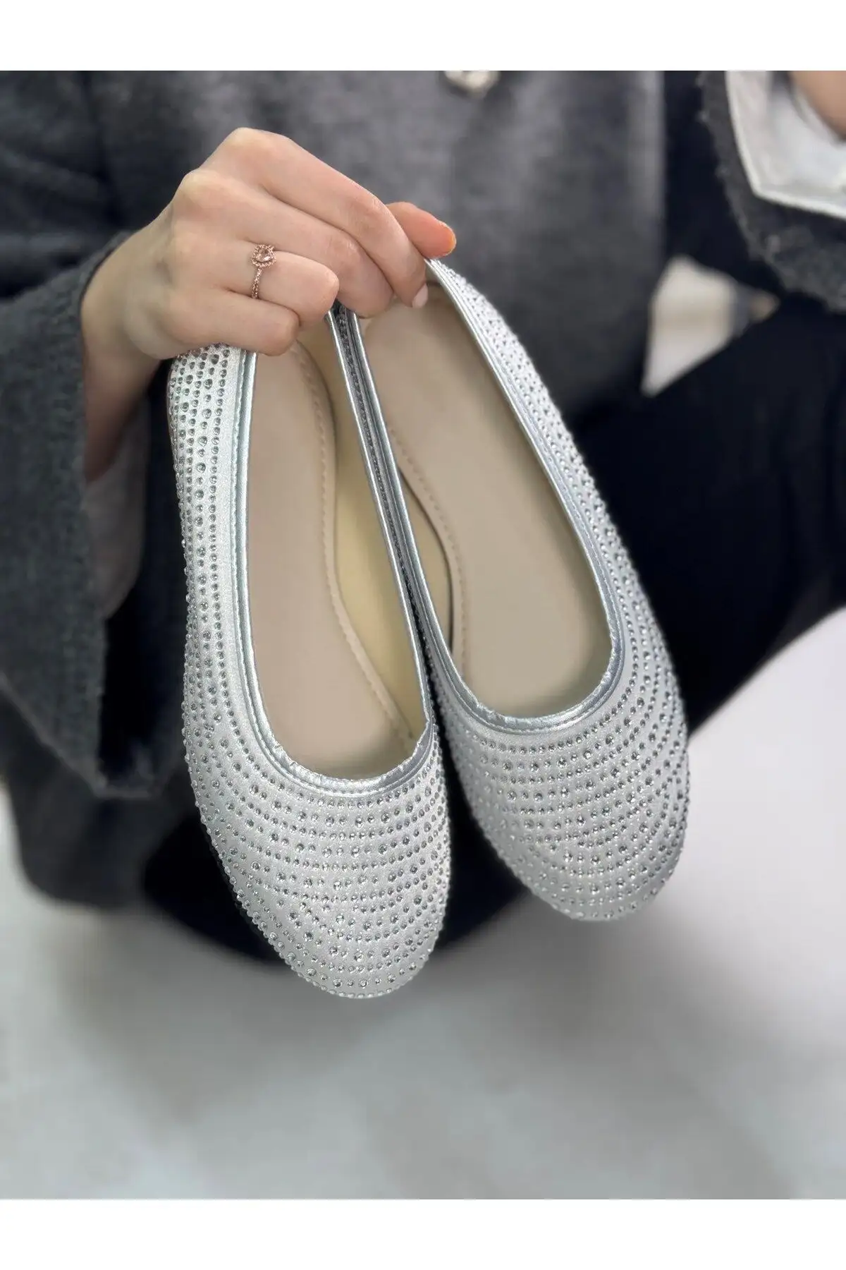 کفش اداری زنانه   با قوس روزمره طلایی، پاشنه کوتاه، نوک بیضی، همراه با سنگ های نقرهای، ساخته شده از ساتن، اورتوپدیک و سبک، مناسب برای خانه، کار و اداره - شماره ۳۸ - 4392 کفش اداری زنانه با قوس روزمره طلایی، پاشنه کوتاه، نوک بیضی، همراه با سنگ های نقرهای، ساخته شده از ساتن، اورتوپدیک و سبک، مناسب برای خانه، کار و اداره - شماره ۳۸ - 4392