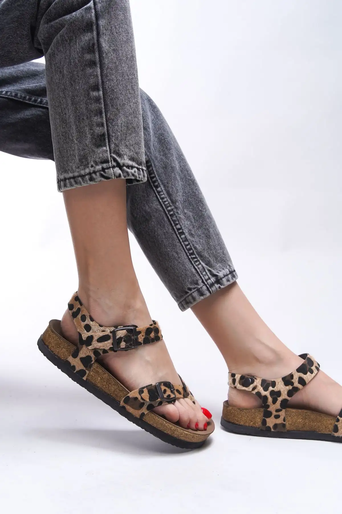 کفش صندل زنانه سندل  کلارمیت با طراحی لژدار و الگوی پلنگی مدل ۰۰۱۲۵۰۳ - 4685 کفش صندل زنانه سندل کلارمیت با طراحی لژدار و الگوی پلنگی مدل ۰۰۱۲۵۰۳ - 4685