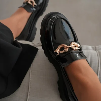 کفش تخت زنانه لوفر زنانه با پاشنه کوتاه و تزئینات لومی گلد - مشکی براق - 3241