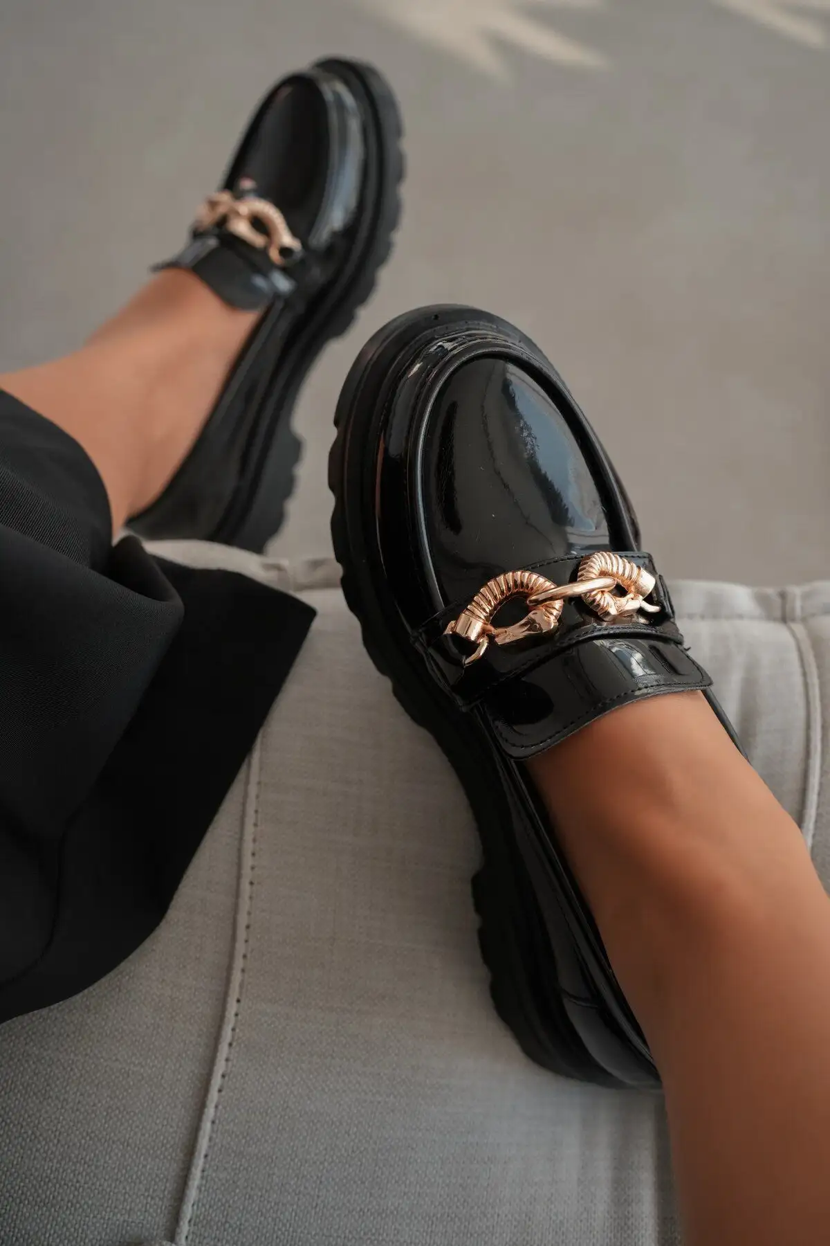 کفش تخت زنانه لوفر زنانه با پاشنه کوتاه و تزئینات لومی گلد - مشکی براق - 3241 کفش تخت زنانه لوفر زنانه با پاشنه کوتاه و تزئینات لومی گلد - مشکی براق - 3241