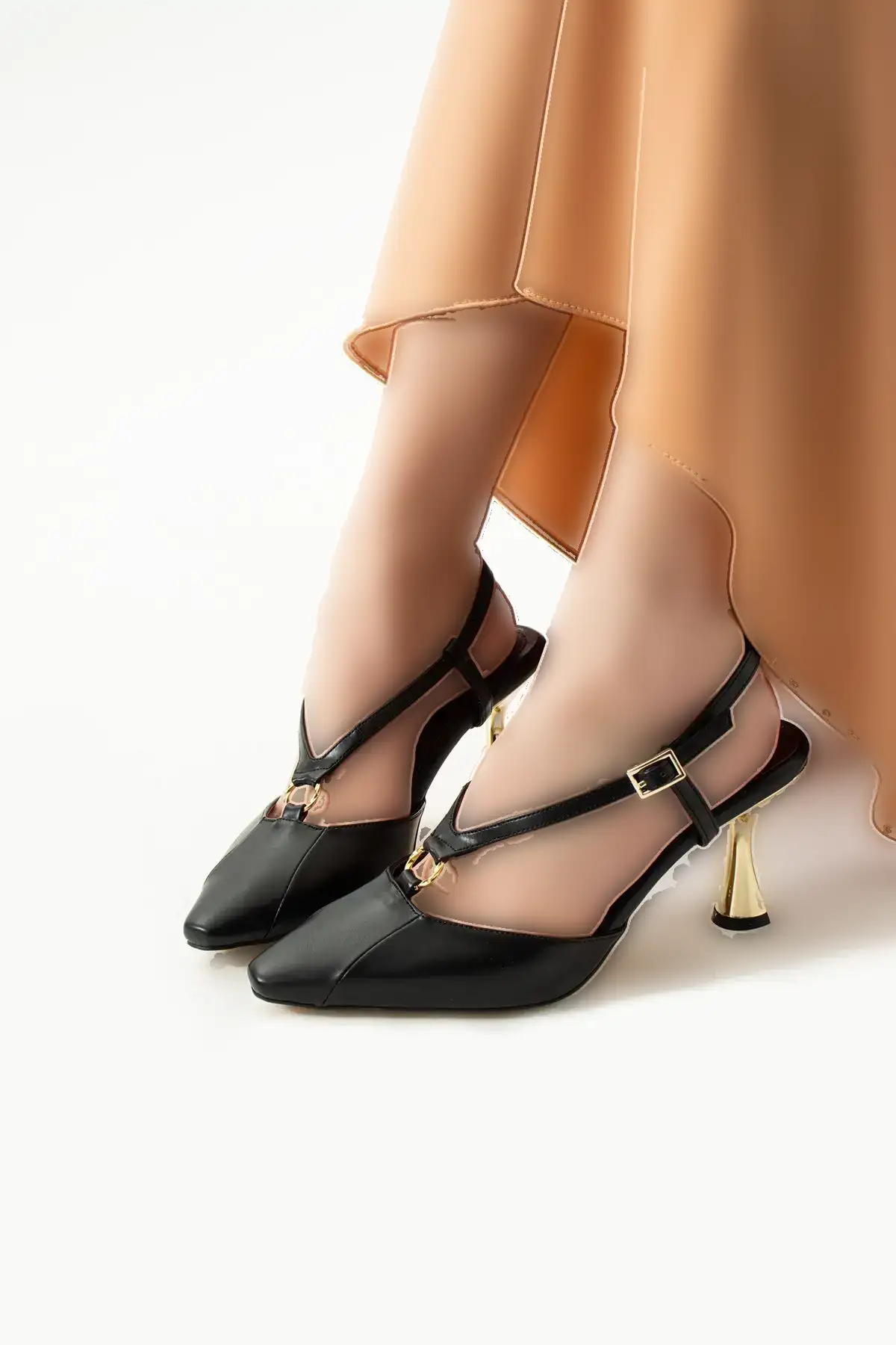 کفش پاشنه‌ بلند زنانه دار مات مشکی لوکس با جزئیات طلایی - مناسب برای ترکیب‌های روزمره و مناسبت‌های ویژه شیک و زیبا - 4428