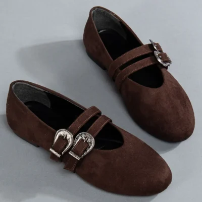 کفش تخت زنانه بازتونی با کمربند میخ‌دار از جیر قهوه‌ای تلخ - 4546