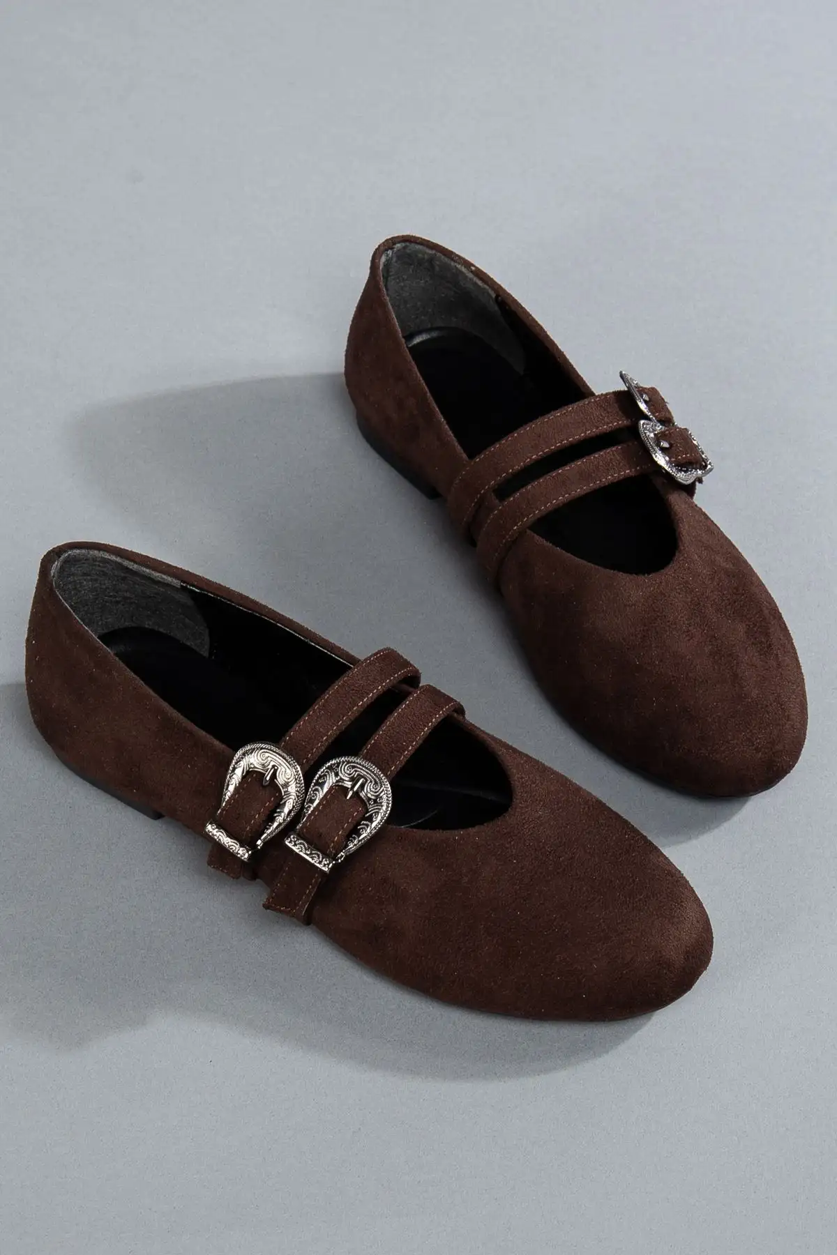 کفش تخت زنانه  بازتونی با کمربند میخدار از جیر قهوهای تلخ  - 4546 کفش تخت زنانه بازتونی با کمربند میخدار از جیر قهوهای تلخ - 4546