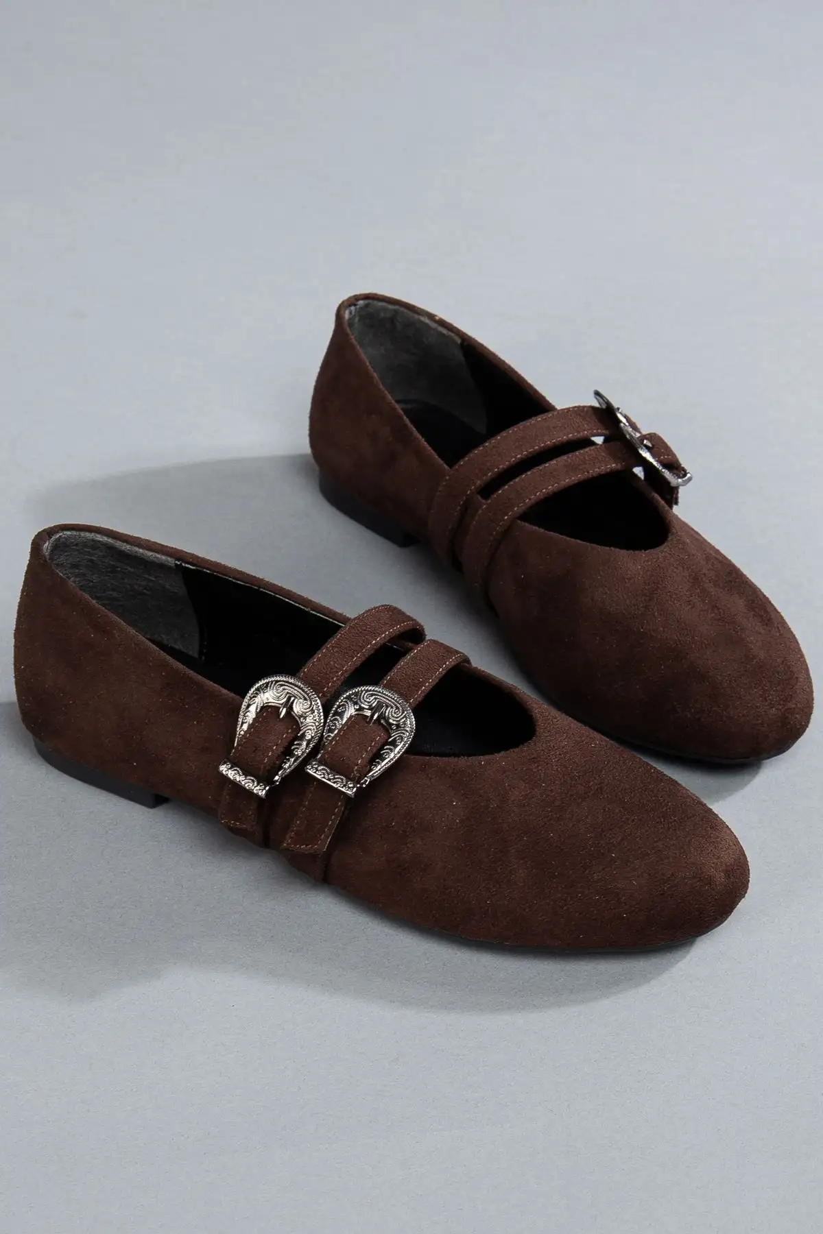 کفش تخت زنانه  بازتونی با کمربند میخدار از جیر قهوهای تلخ  - 4546 کفش تخت زنانه بازتونی با کمربند میخدار از جیر قهوهای تلخ - 4546