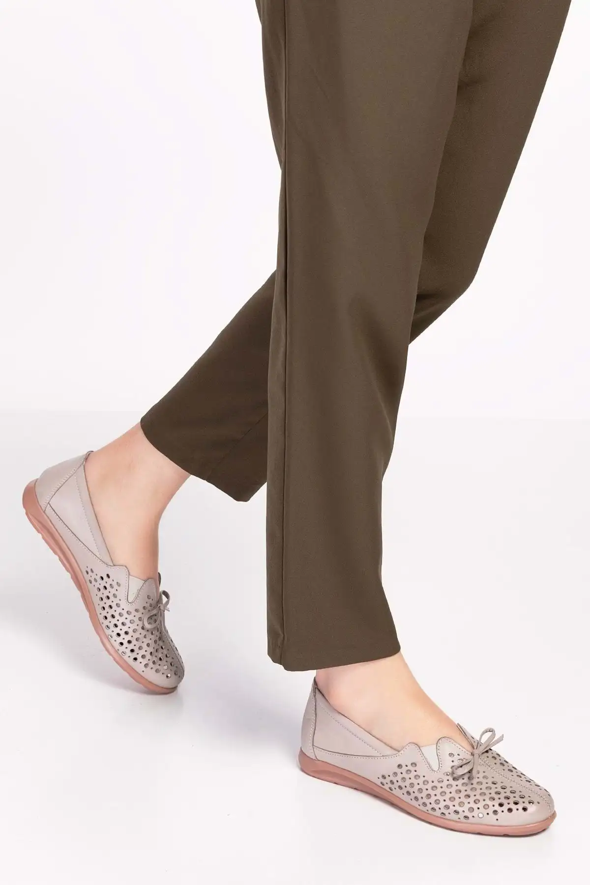 کفش تخت زنانه  روزمره با کفی ارتوپدیک از چرم طبیعی - مدل اسفا 2605 - 4547 کفش تخت زنانه روزمره با کفی ارتوپدیک از چرم طبیعی - مدل اسفا 2605 - 4547