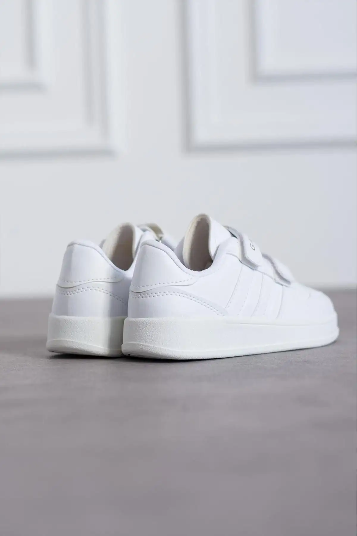 کفش بچگانه کفش ورزشی سفید بچگانه با چسبی - 3614 کفش بچگانه کفش ورزشی سفید بچگانه با چسبی - 3614