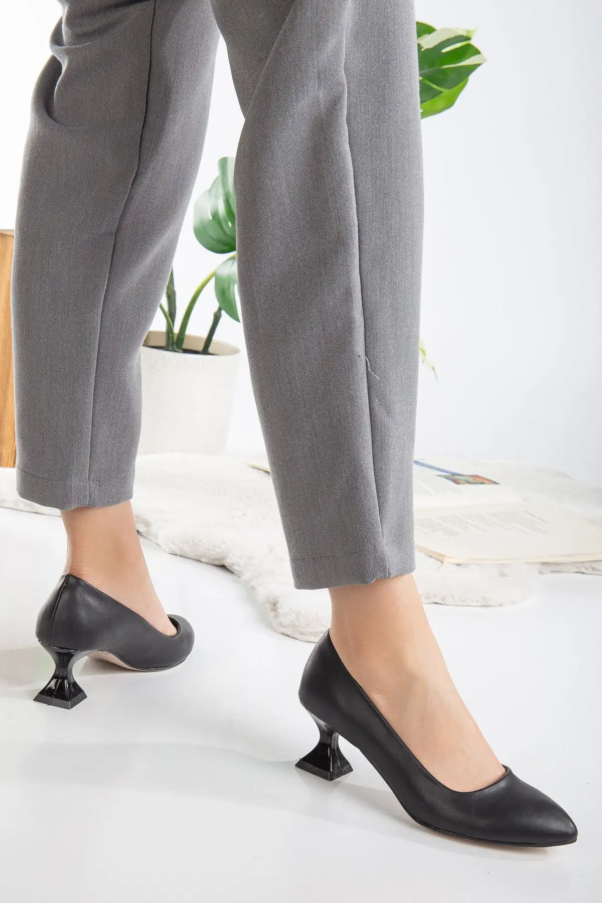 کفش پاشنه بلند زنانه   شیک و راحت  نیکول با زیره سیاه ۵ سانتیمتری - 4364 کفش پاشنه بلند زنانه شیک و راحت نیکول با زیره سیاه ۵ سانتیمتری - 4364