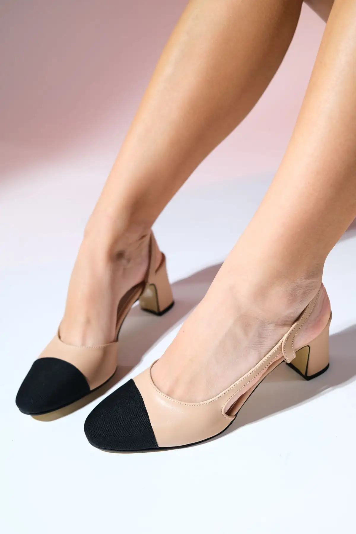 کفش صندل زنانه سندل بند قابل بسته شدن با کفی ضخیم و پاشنه کلفت در رنگ مشکی و جنس چرم بژ - 4077