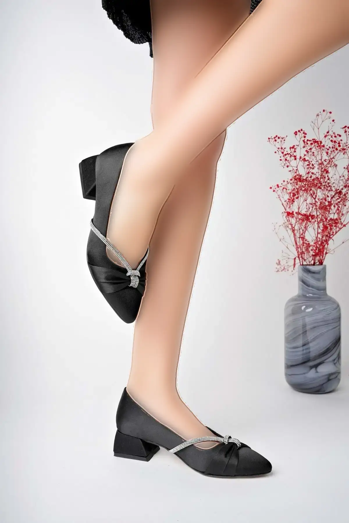 کفش اداری زنانه کفش پاشنه کوتاه کلاسیک بزرگ سایز زنانه با دکمه گرهای و سنگدار مشکی BA04462 - 3552 کفش اداری زنانه کفش پاشنه کوتاه کلاسیک بزرگ سایز زنانه با دکمه گرهای و سنگدار مشکی BA04462 - 3552