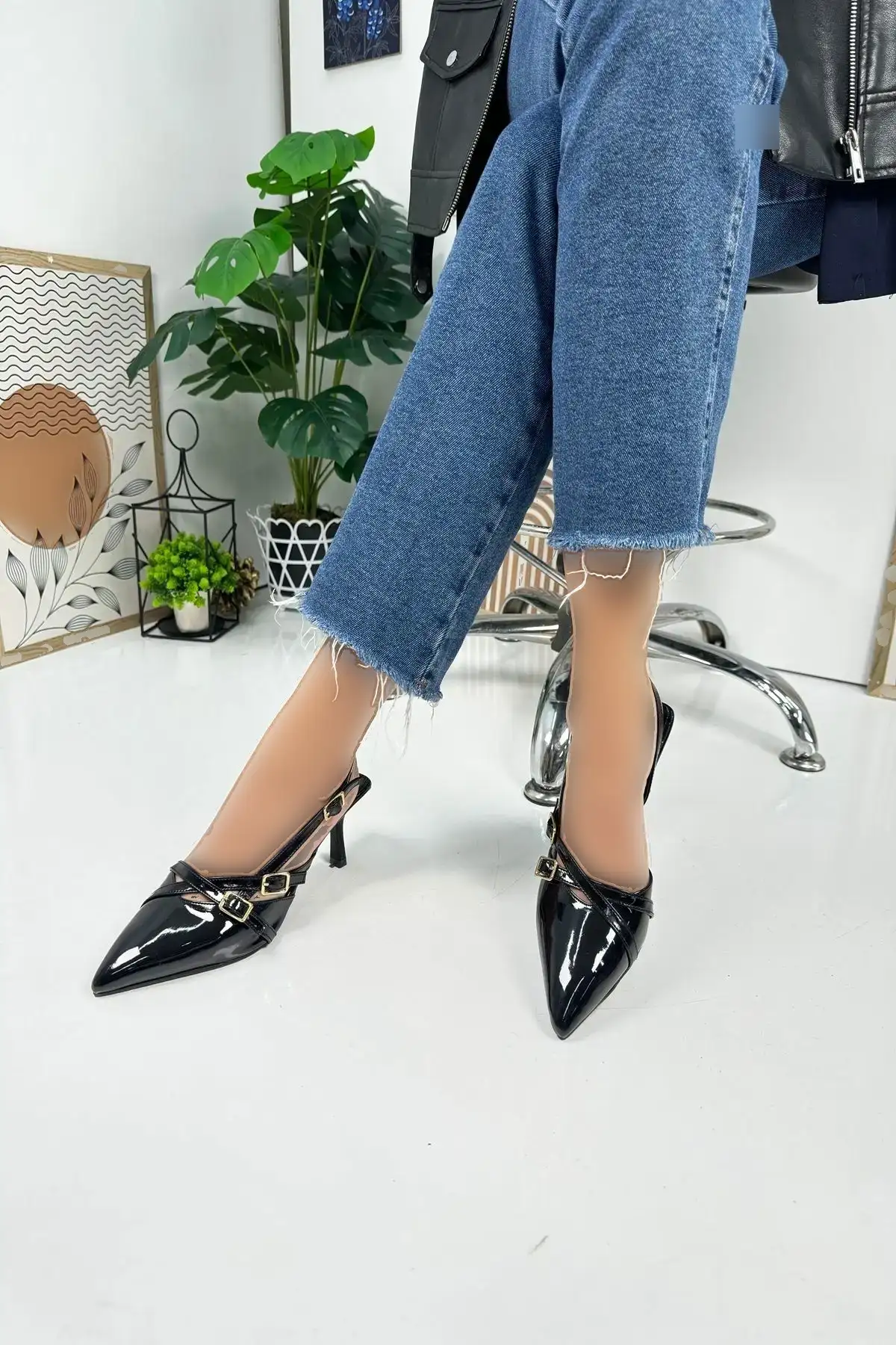 کفش پاشنه بلند زنانه  دار کلاسیک نازک  با کمر قابل تنظیم و نوک تیز مشکی روزمره 922 - 5127 کفش پاشنه بلند زنانه دار کلاسیک نازک با کمر قابل تنظیم و نوک تیز مشکی روزمره 922 - 5127