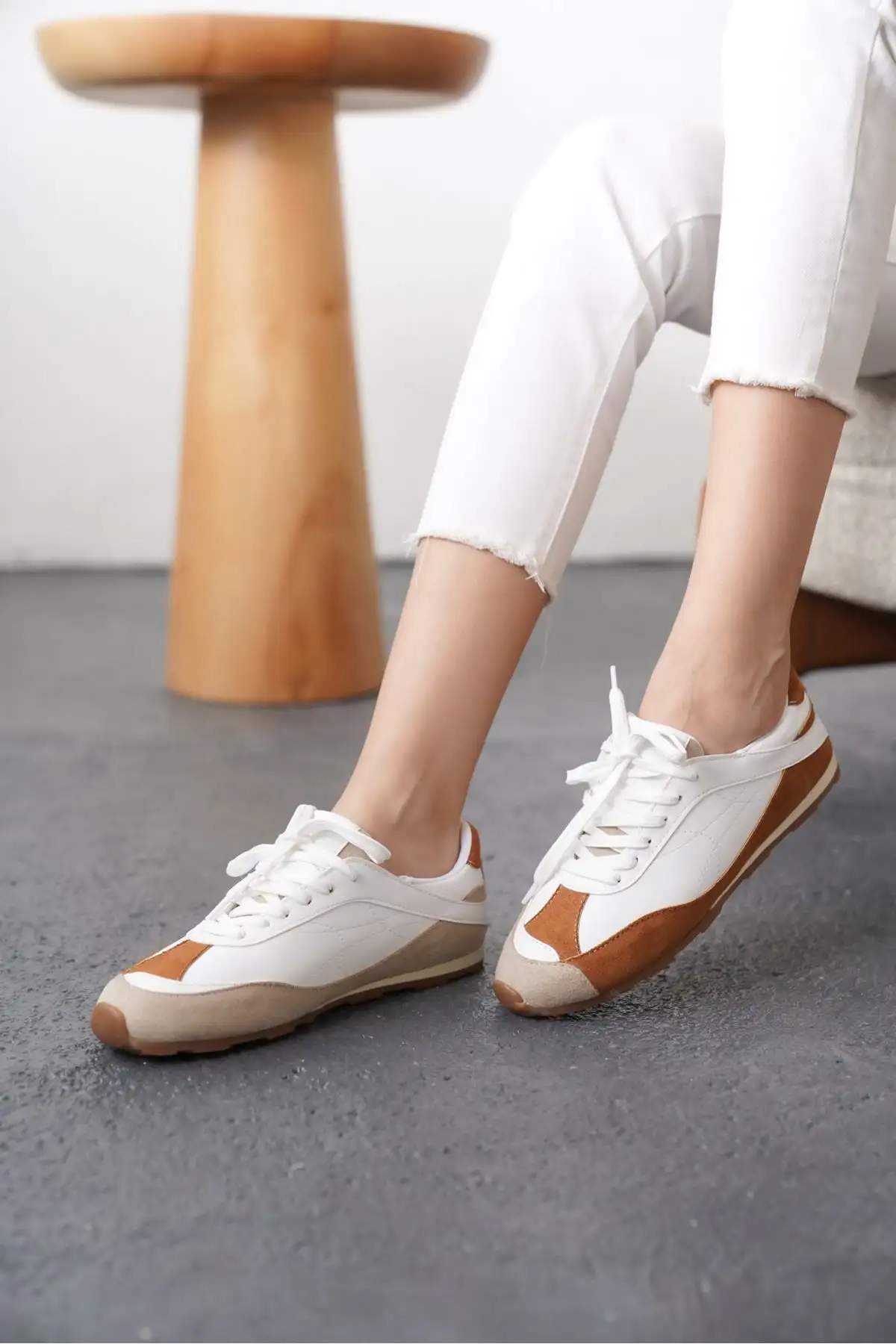 کفش زنانه  ورزشی  بوئنو - سفید-قهوهای - 4040 کفش زنانه ورزشی بوئنو - سفید-قهوهای - 4040