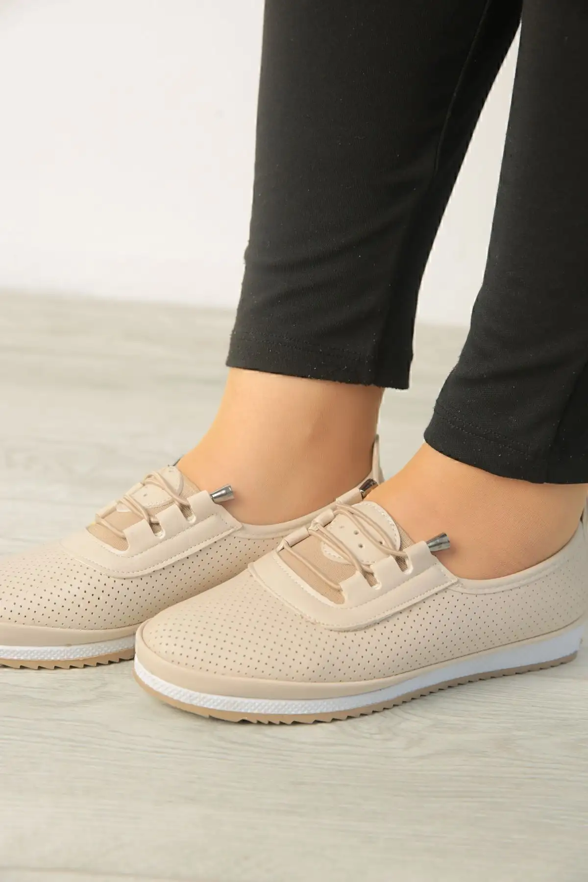 کفش زنانه  بالشتکی روزمره نرم راحت  با رویه چرمی و بندهای سوراخدار - 4053 کفش زنانه بالشتکی روزمره نرم راحت با رویه چرمی و بندهای سوراخدار - 4053