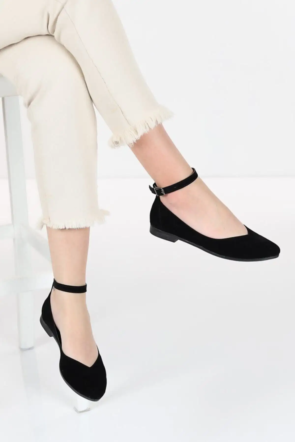 کفش تخت زنانه پاشنه کوتاه مشکی جیر با بند مچ - 5190 کفش تخت زنانه پاشنه کوتاه مشکی جیر با بند مچ - 5190