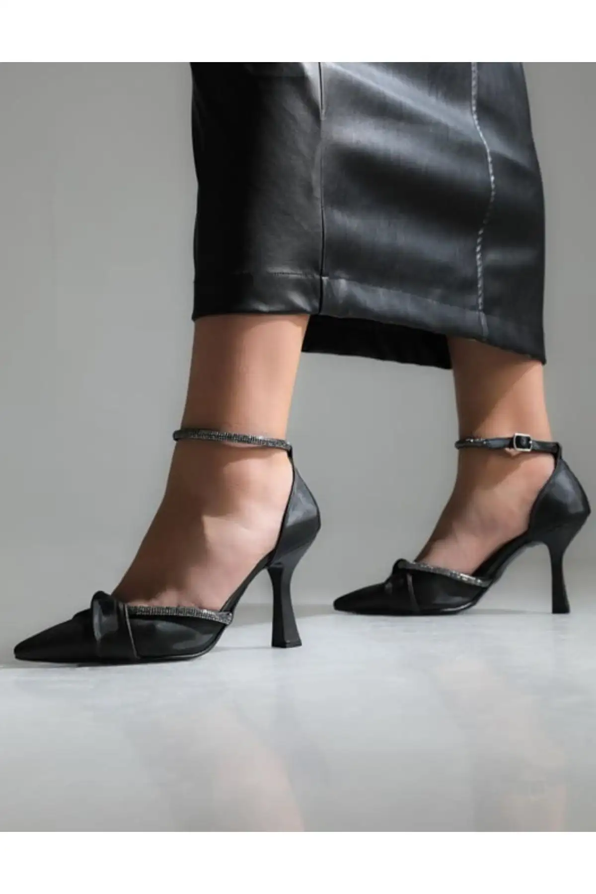 کفش پاشنه بلند زنانه کفش مجلسی با لبه و سنگهای سیاه - 3687 کفش پاشنه بلند زنانه کفش مجلسی با لبه و سنگهای سیاه - 3687