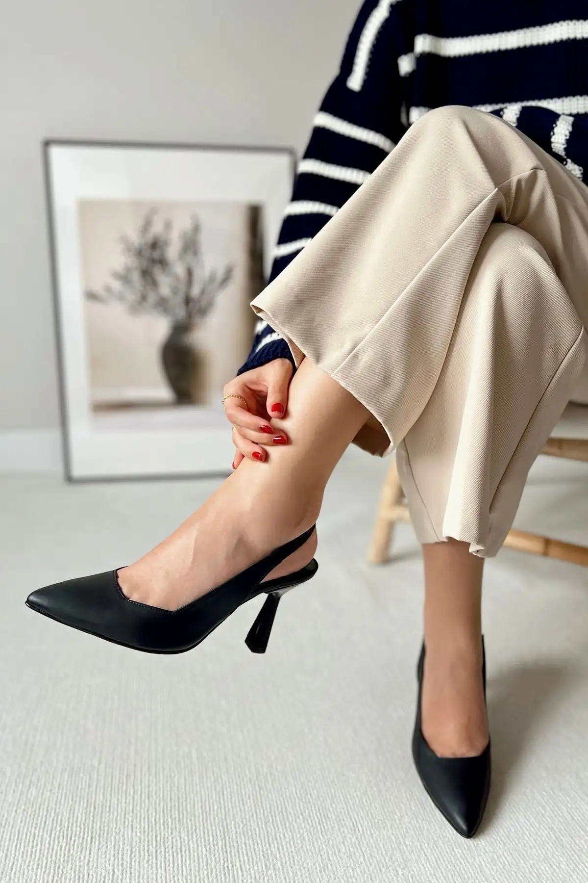 کفش اداری زنانه پاشنه‌بلند مدل استایلتو با زیره مشکی و نوک تیز، پشت باز و مناسب مجالس - 5079