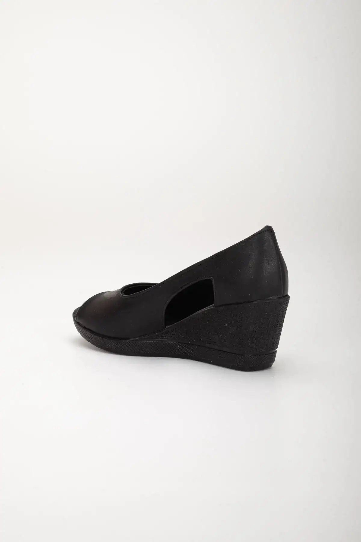 کفش پاشنه‌ بلند زنانه پاشنه دار مشکی سینه باز با پنجره و کفی ارتوپدیک از جنس چرم مصنوعی - 4320