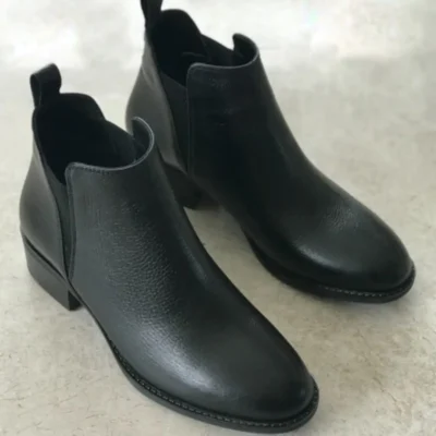 بوت و نیم‌ بوت زنانه ی چستنی از چرم طبیعی سیاه با کش کناری - 5017