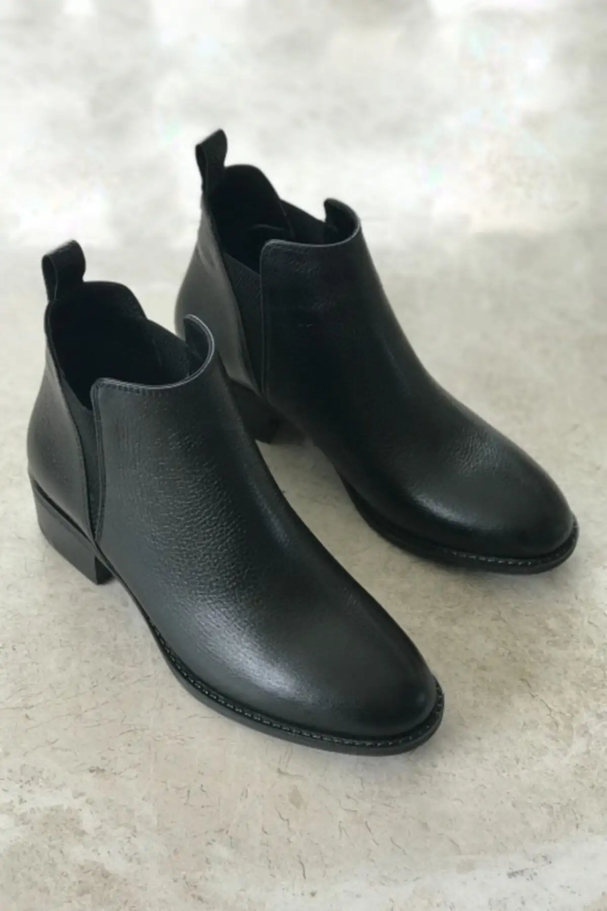 بوت و نیم بوت زنانه ی چستنی  از چرم طبیعی سیاه با کش کناری - 5017 بوت و نیم بوت زنانه ی چستنی از چرم طبیعی سیاه با کش کناری - 5017