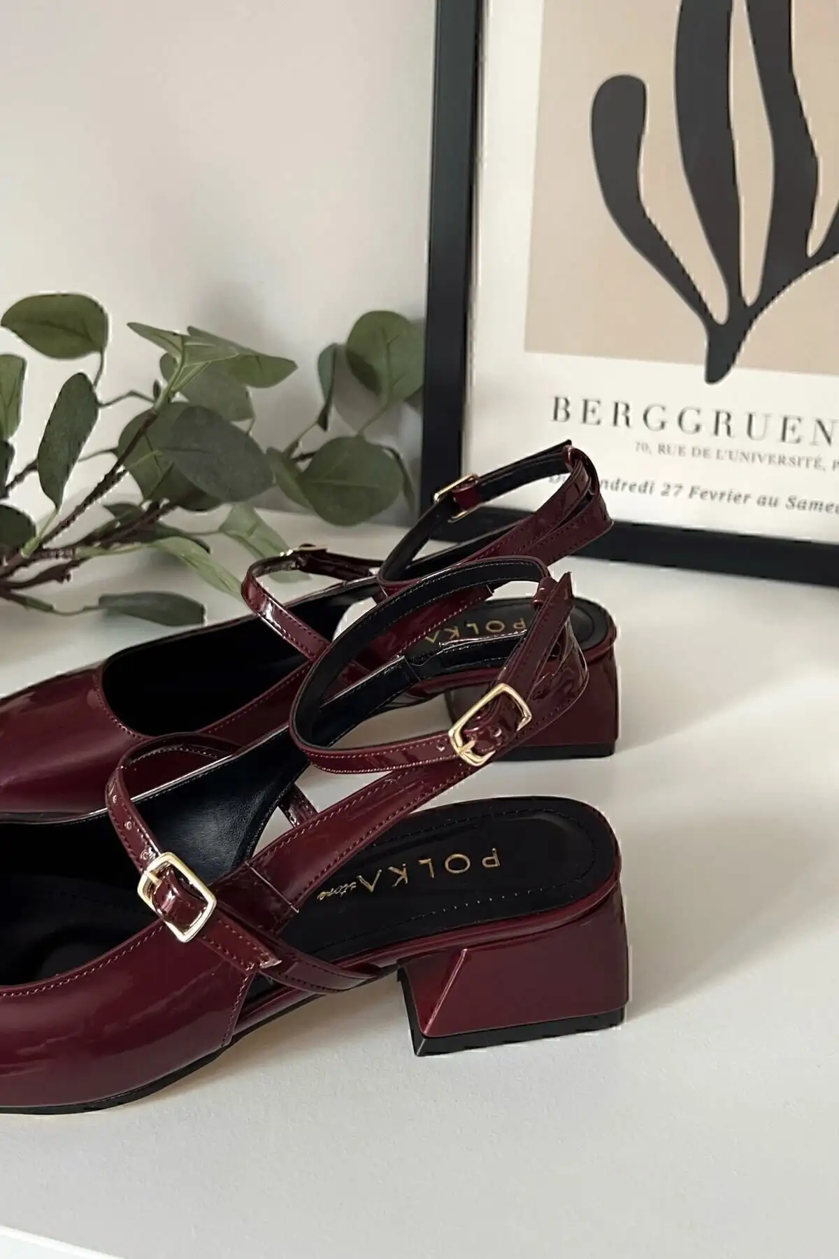 کفش زنانه  پاشنه کوتاه  ی ماری جین بوردو رنگ، با پشت باز و نوک مربع و بند دار، رنگ گیلاسی - 4057 کفش زنانه پاشنه کوتاه ی ماری جین بوردو رنگ، با پشت باز و نوک مربع و بند دار، رنگ گیلاسی - 4057