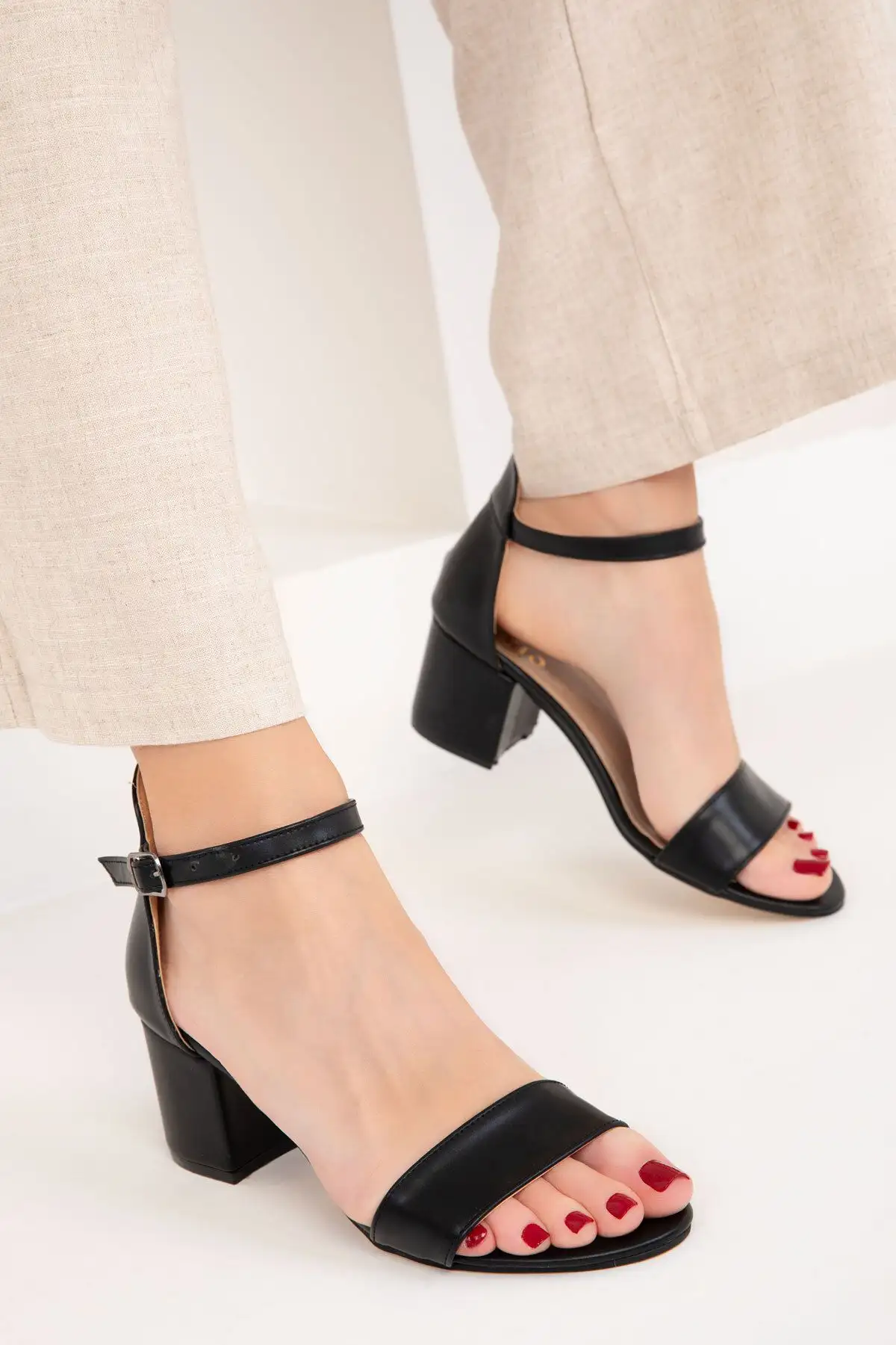 کفش پاشنه بلند زنانه کفش پاشنه بلند کلاسیک زنانه مشکی 14529 - 3677 کفش پاشنه بلند زنانه کفش پاشنه بلند کلاسیک زنانه مشکی 14529 - 3677