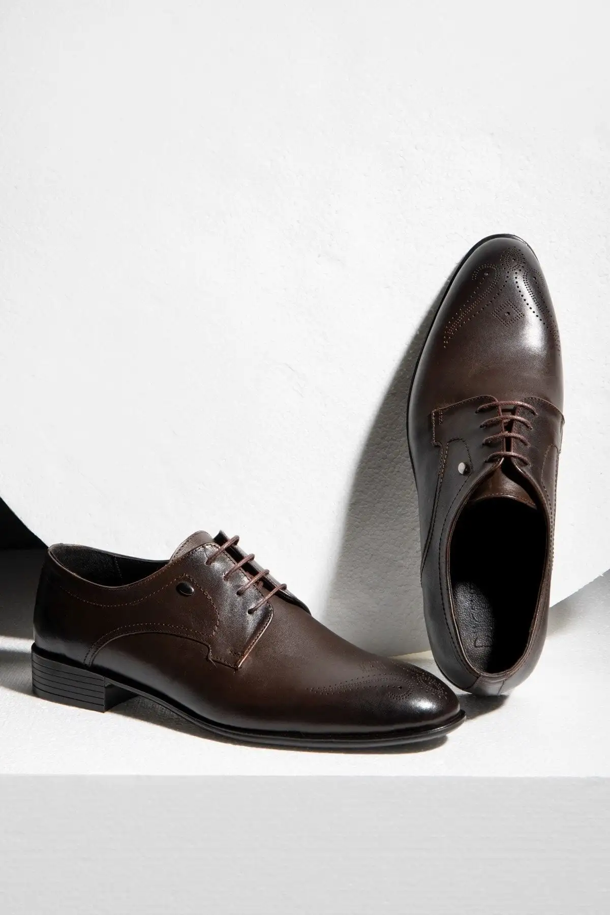 کفش مردانه 1. کفش کلاسیک مردانه از چرم طبیعی تئورا
2. کفش کلاسیک دربی
3. کفش کلاسیک با بند - 3268 کفش مردانه 1. کفش کلاسیک مردانه از چرم طبیعی تئورا 2. کفش کلاسیک دربی 3. کفش کلاسیک با بند - 3268