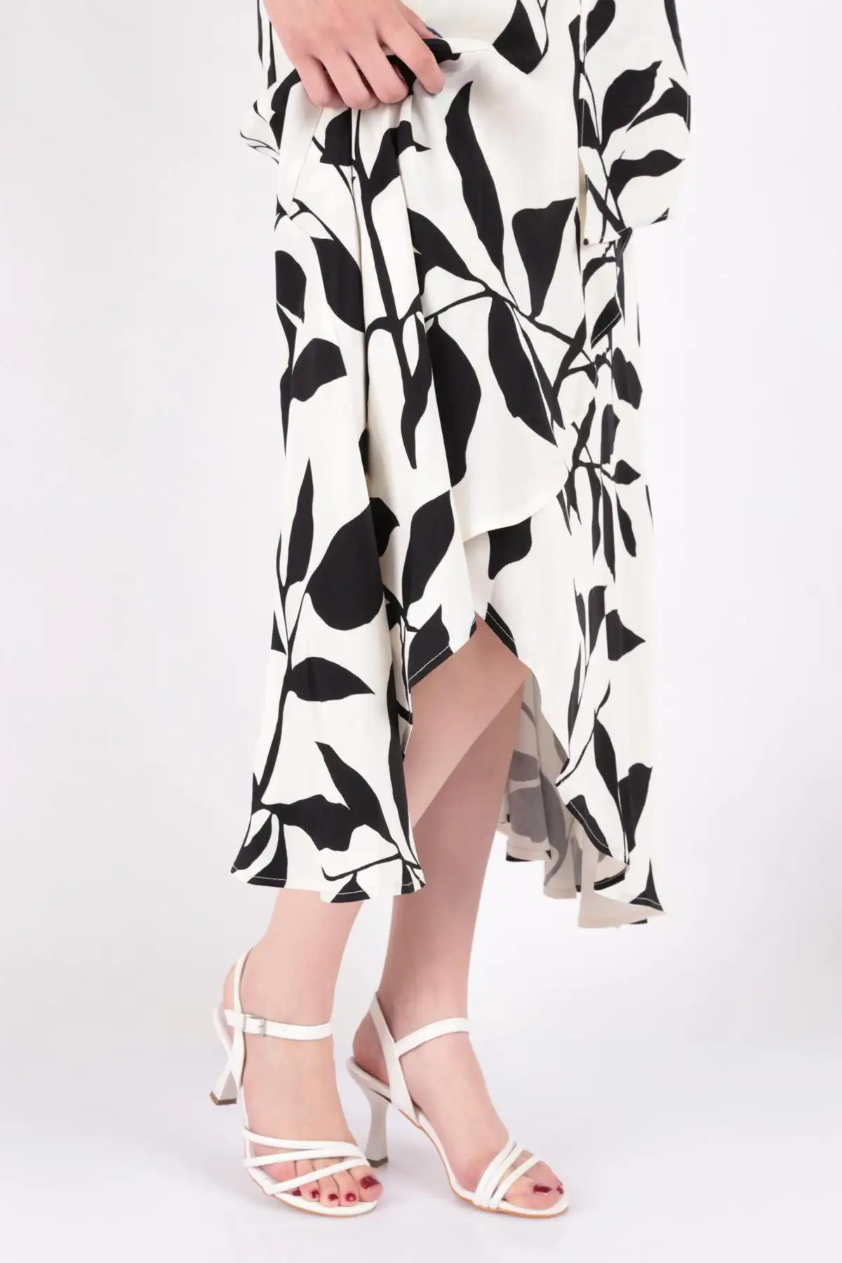 کفش پاشنه بلند زنانه کفش پاشنهدار زنانه با نوار سفید 10343534 - 3693 کفش پاشنه بلند زنانه کفش پاشنهدار زنانه با نوار سفید 10343534 - 3693