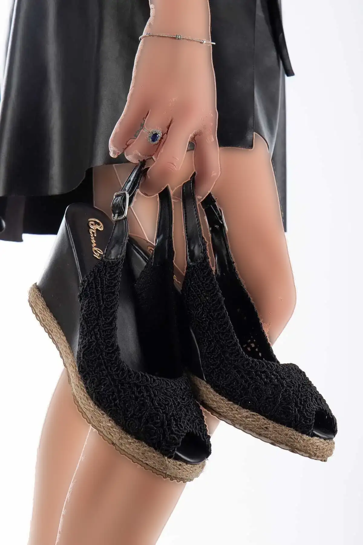 کفش پاشنه‌ بلند زنانه با تزئینات دکمه‌دار و نوک مشکی - 4304